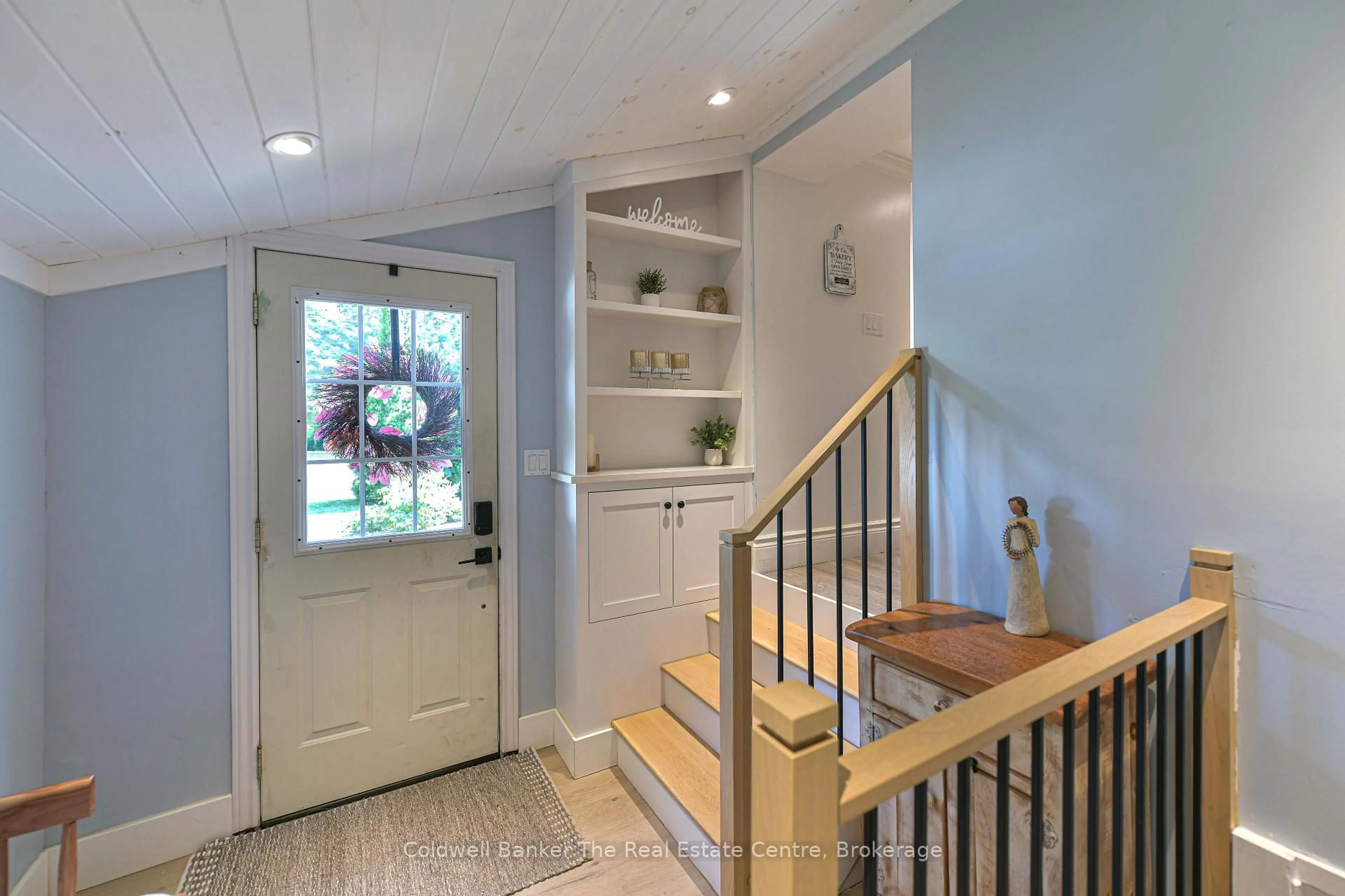 Indoor entryway for 810 John St, Gravenhurst Ontario P1P 1E6