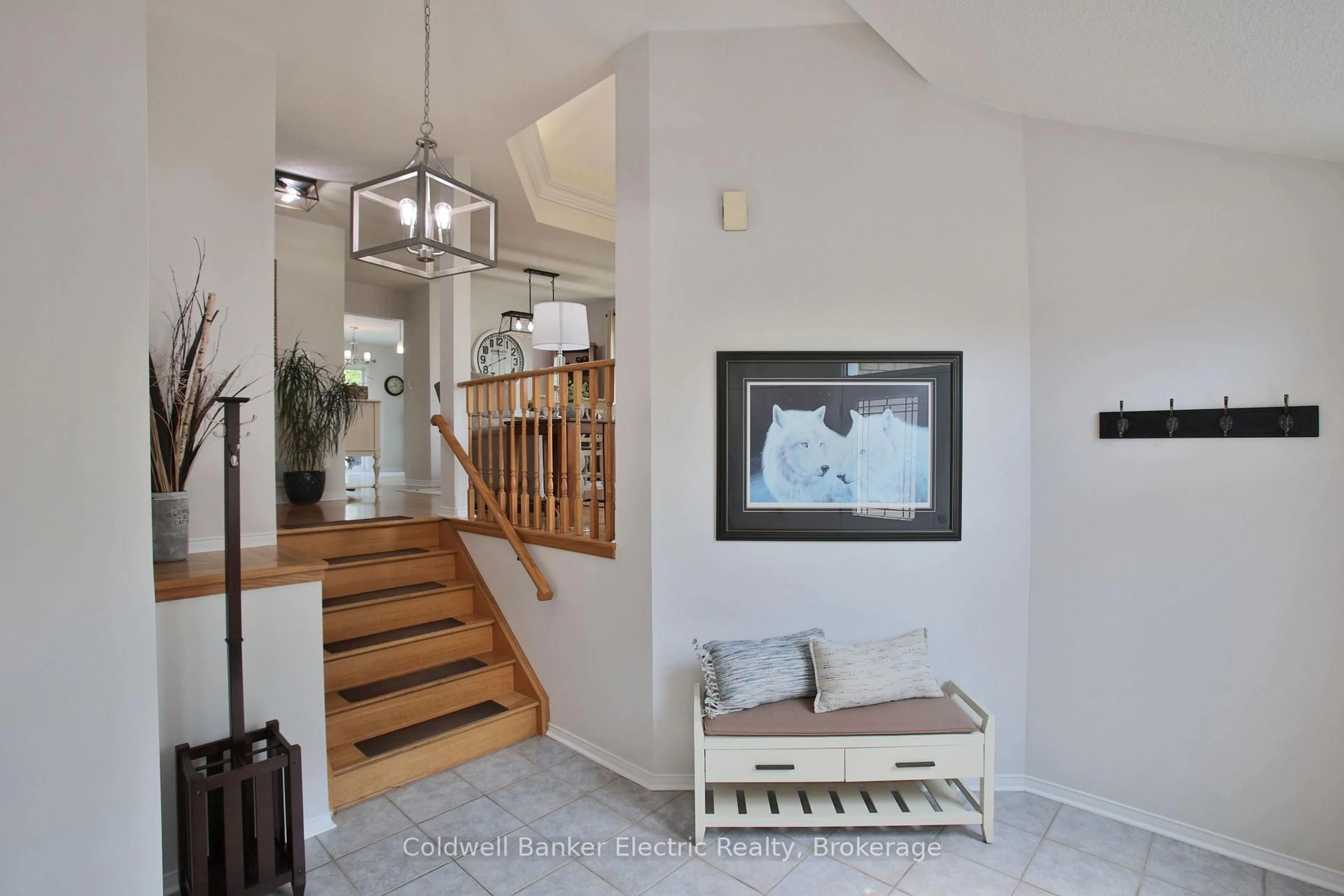 Indoor entryway for 1338 Wildlark Dr, Peterborough Ontario K9K 2J4