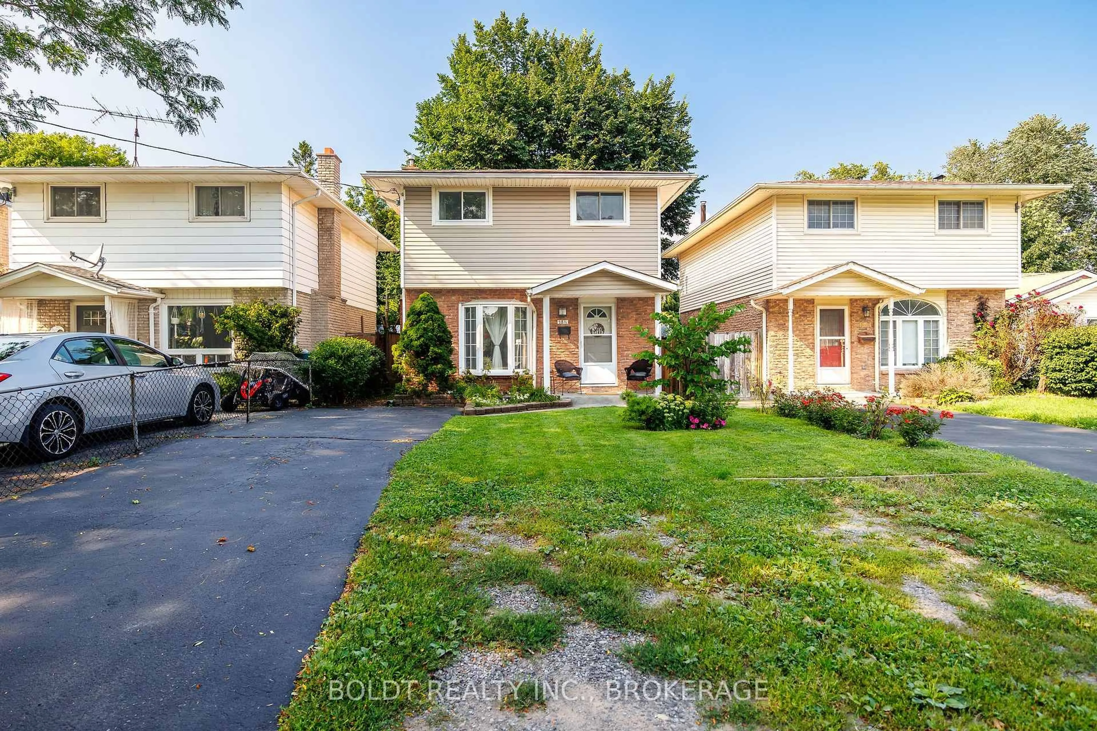 A pic from outside/outdoor area/front of a property/back of a property/a pic from drone, street for 13 1/2 Northglen Ave, St. Catharines Ontario L2M 1B3
