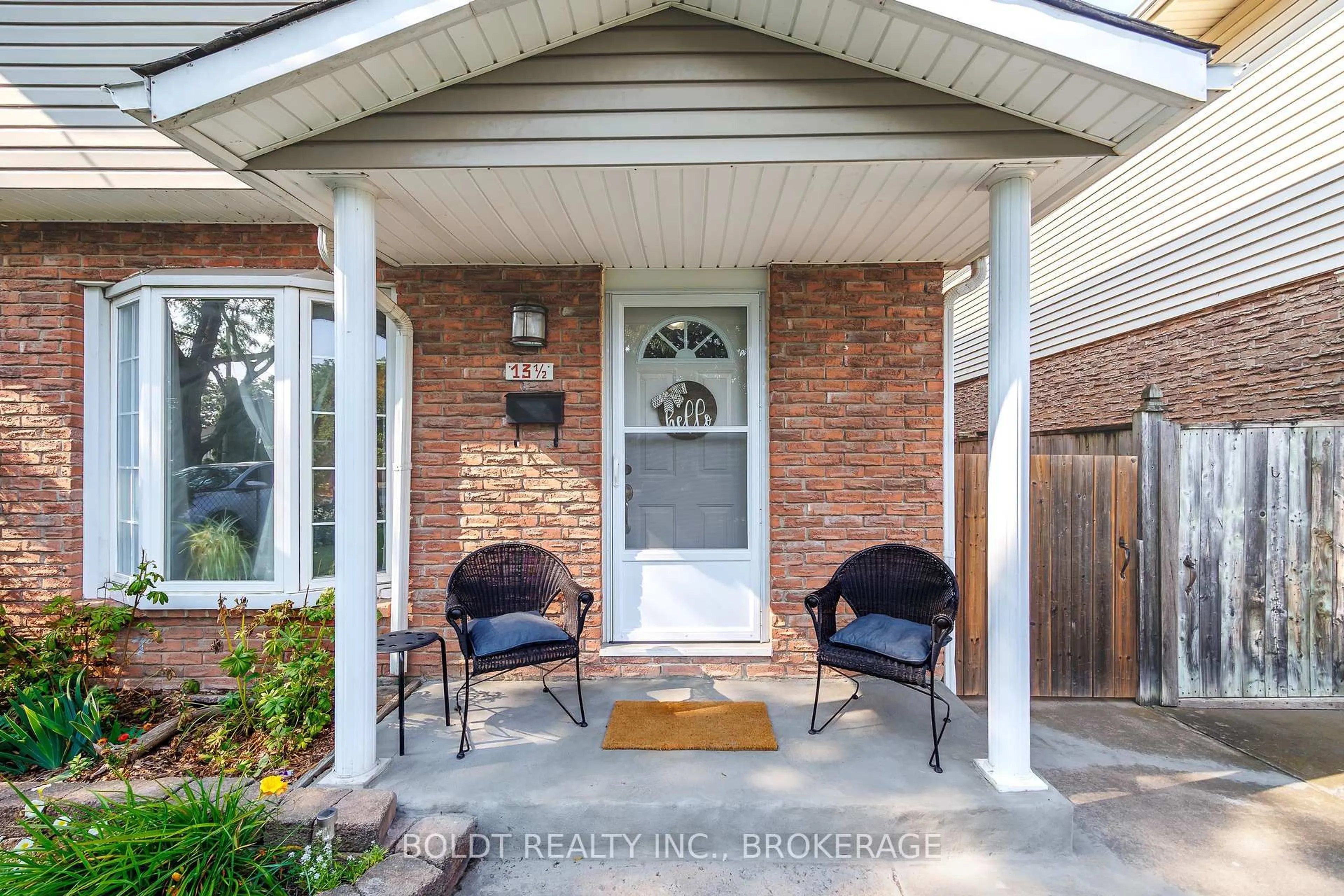 Indoor entryway for 13 1/2 Northglen Ave, St. Catharines Ontario L2M 1B3