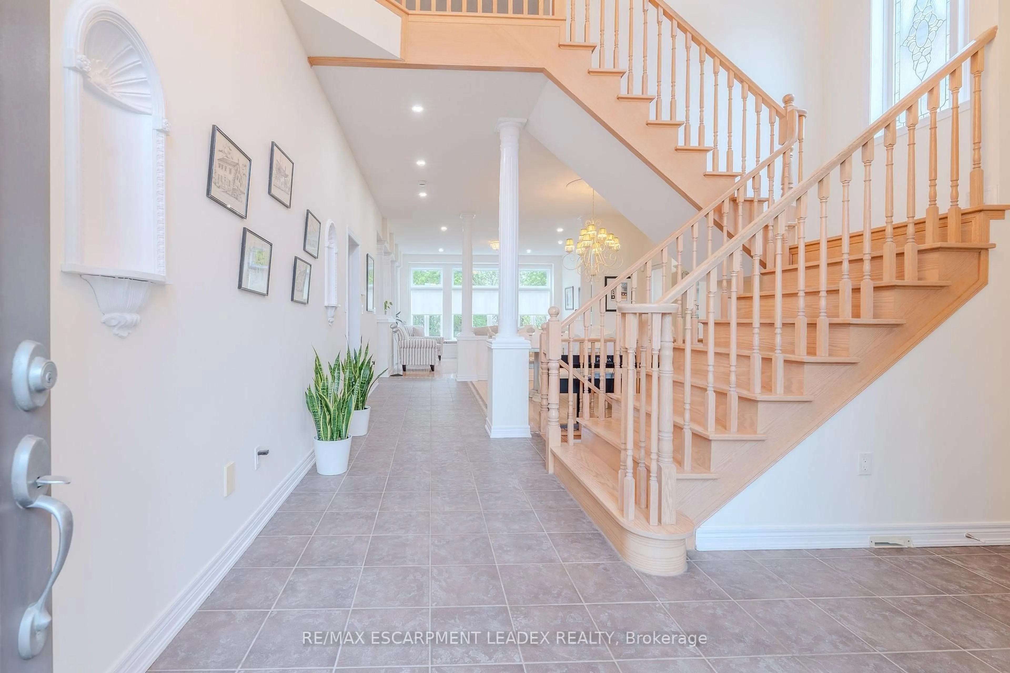 Indoor foyer for 79 Moorland Cres, Hamilton Ontario L9K 1N7