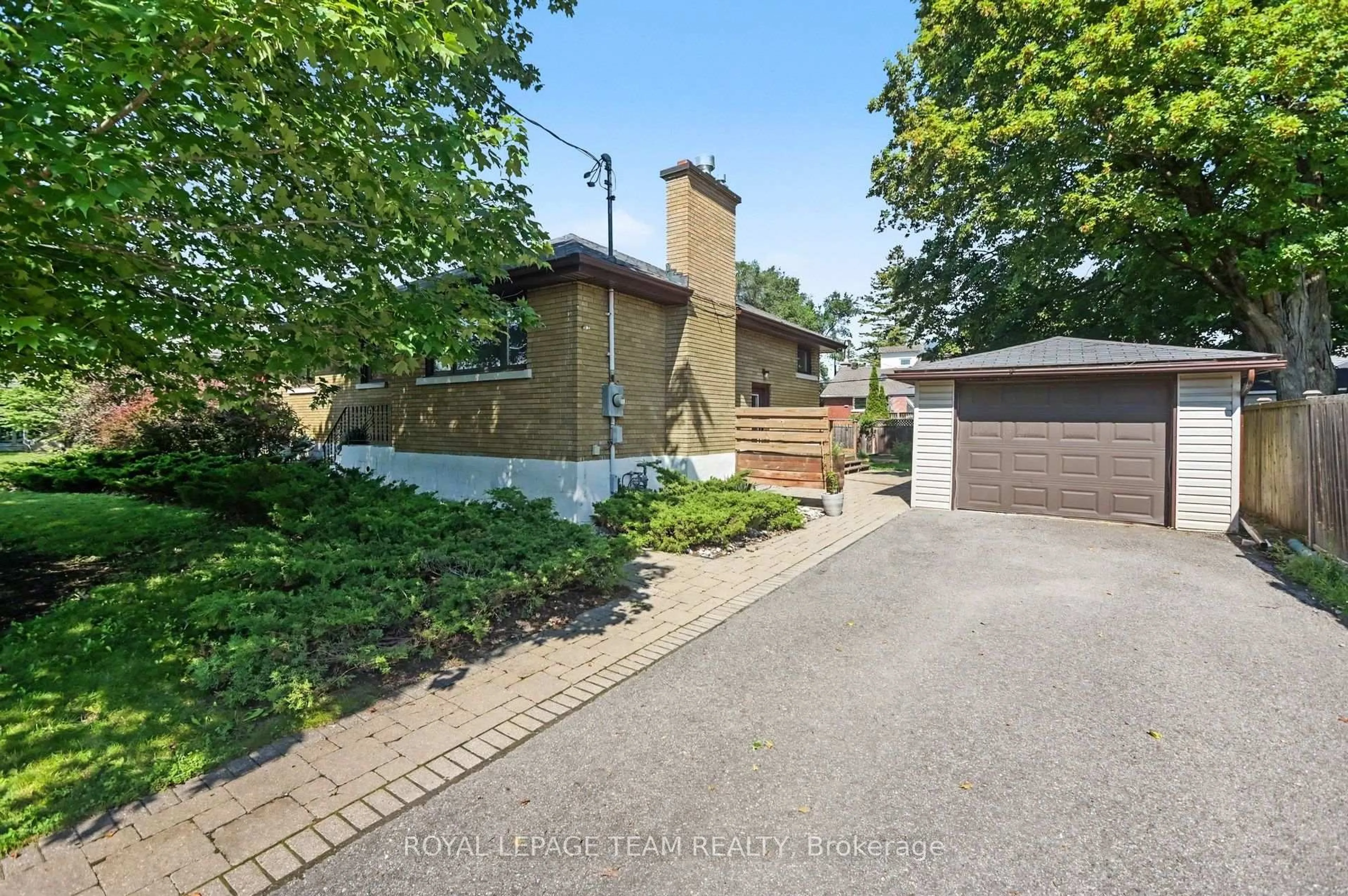 A pic from outside/outdoor area/front of a property/back of a property/a pic from drone, street for 3 Donna St, Ottawa Ontario K2G 2V5