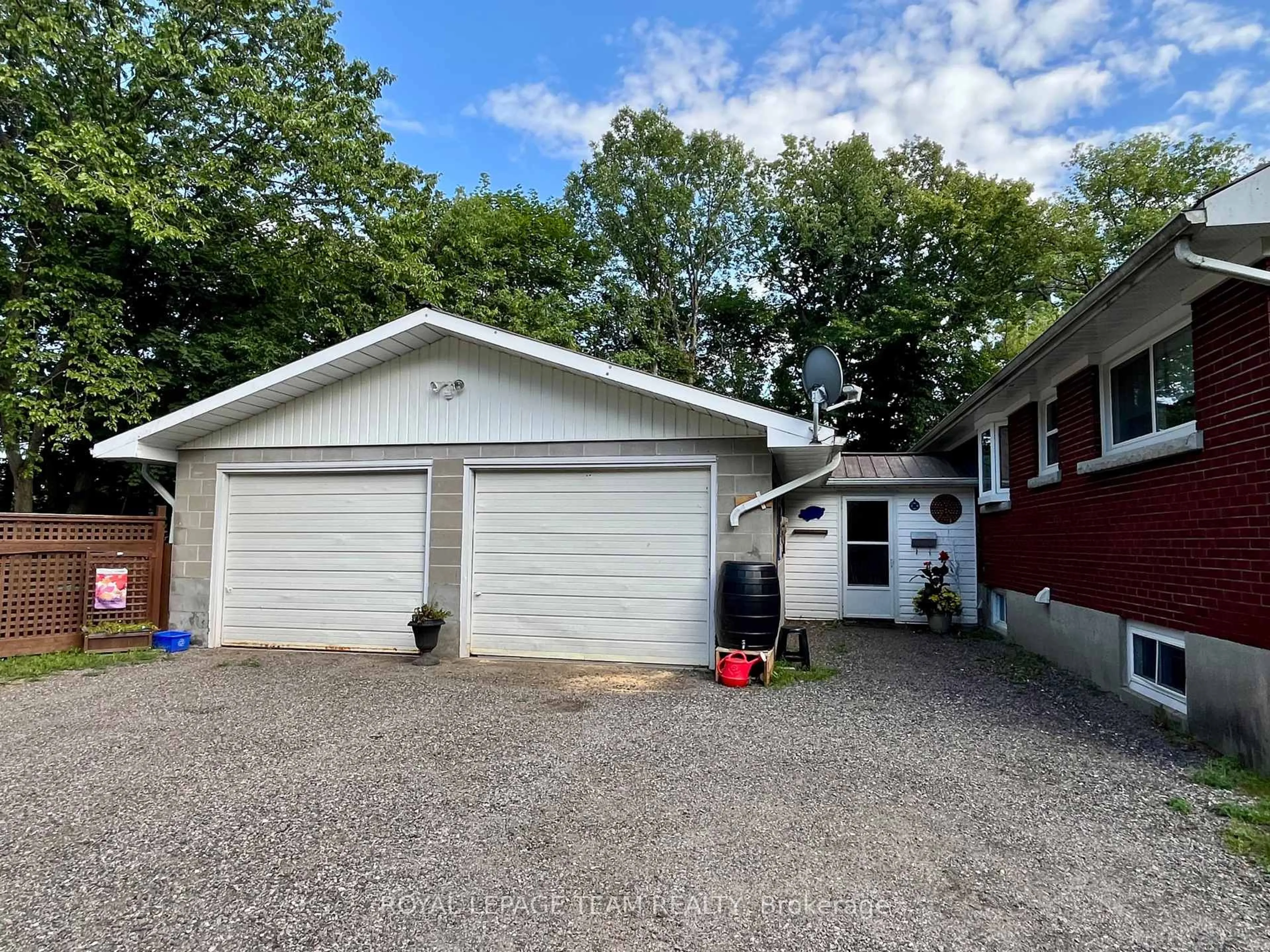 Indoor garage for 177 Arthur Ave, Renfrew Ontario K7V 1L5
