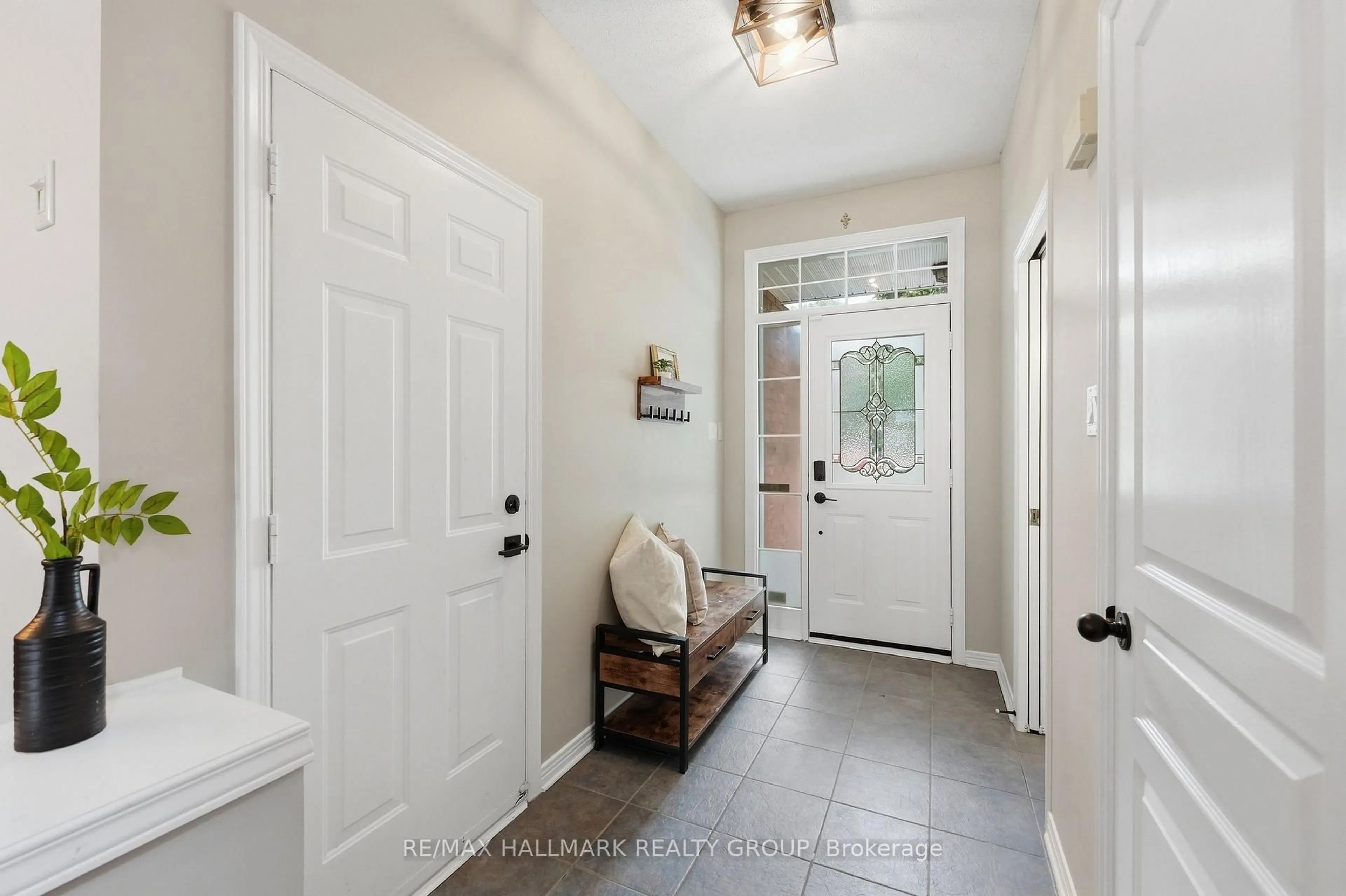 Indoor entryway for 107 Bishops Mills Way, Ottawa Ontario K2K 3C2