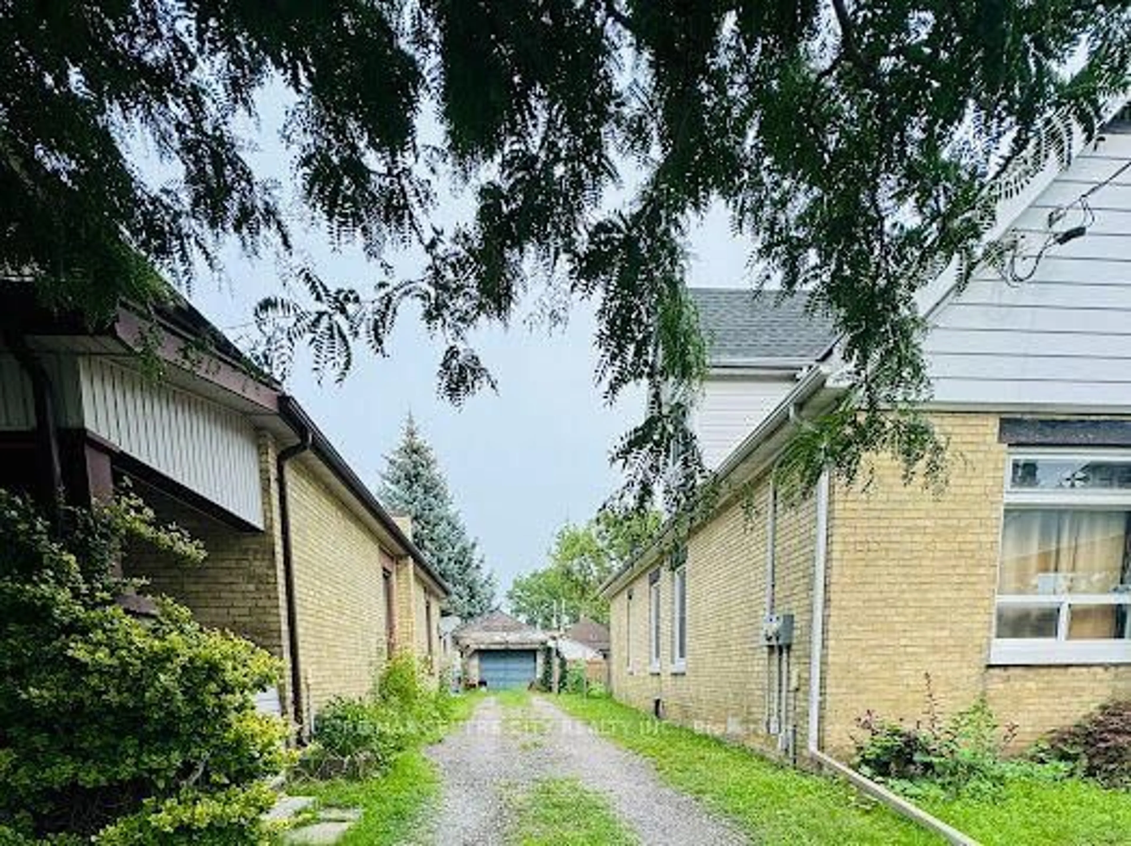 Unknown for 122 Inkerman St, London East Ontario N5Z 1X6