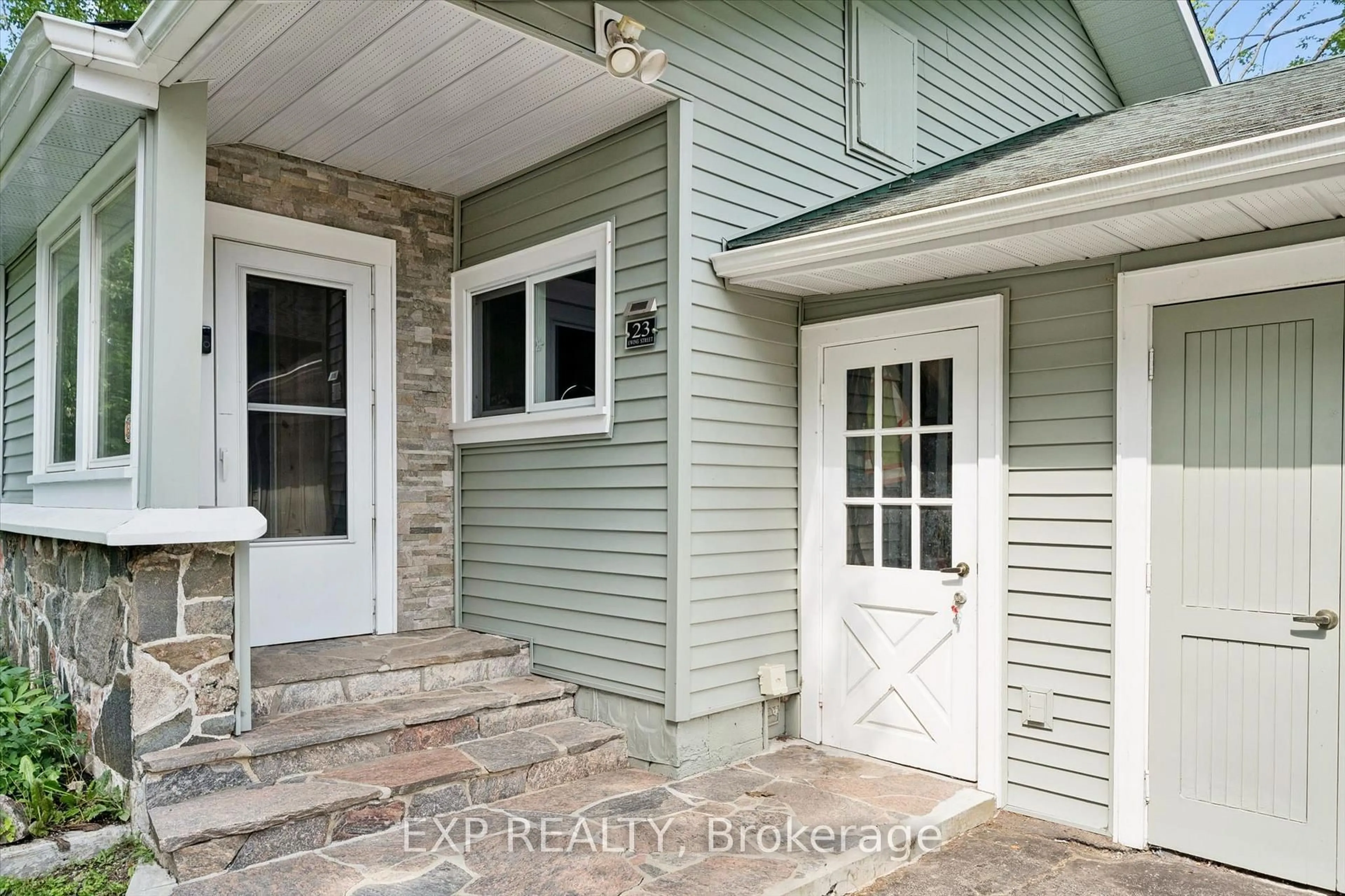 Indoor entryway for 23 EWING St, Bracebridge Ontario P1L 1C7