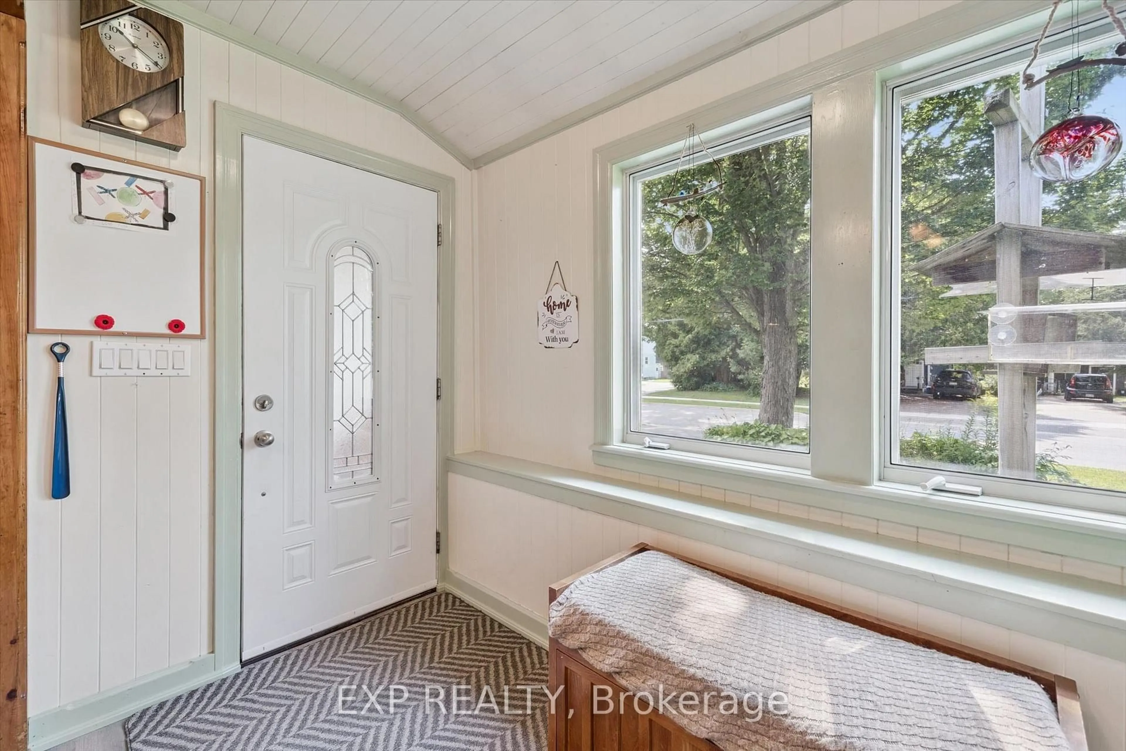 Indoor entryway for 23 EWING St, Bracebridge Ontario P1L 1C7
