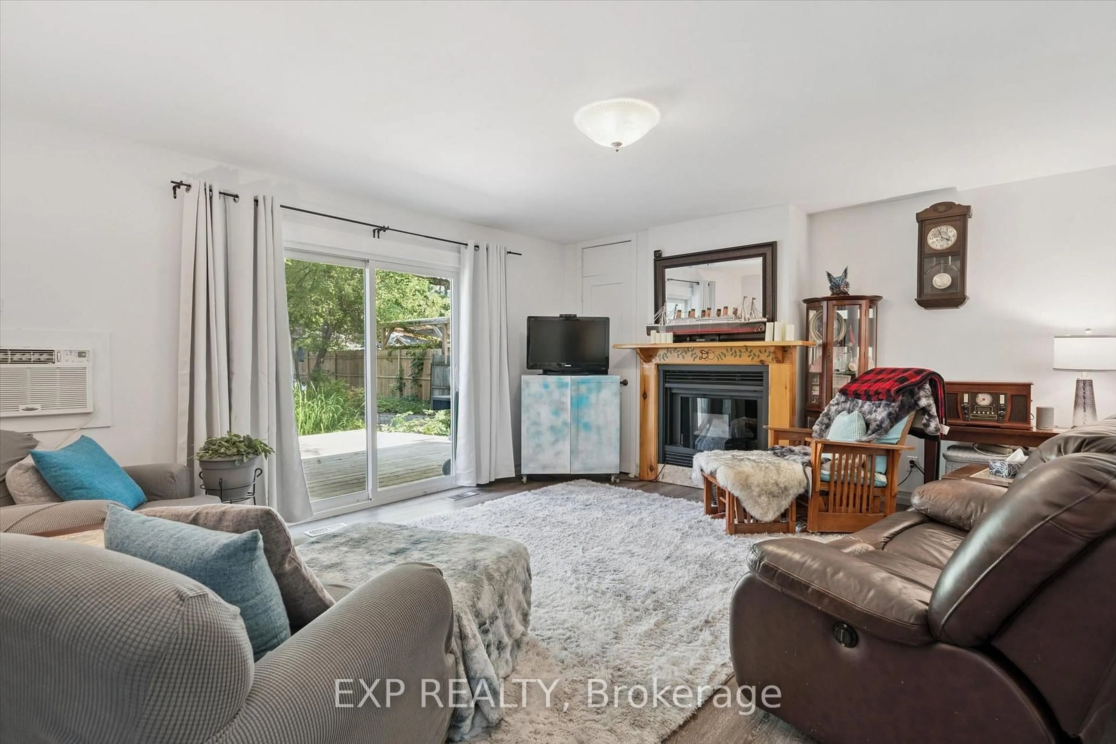 Living room with furniture, unknown for 23 EWING St, Bracebridge Ontario P1L 1C7