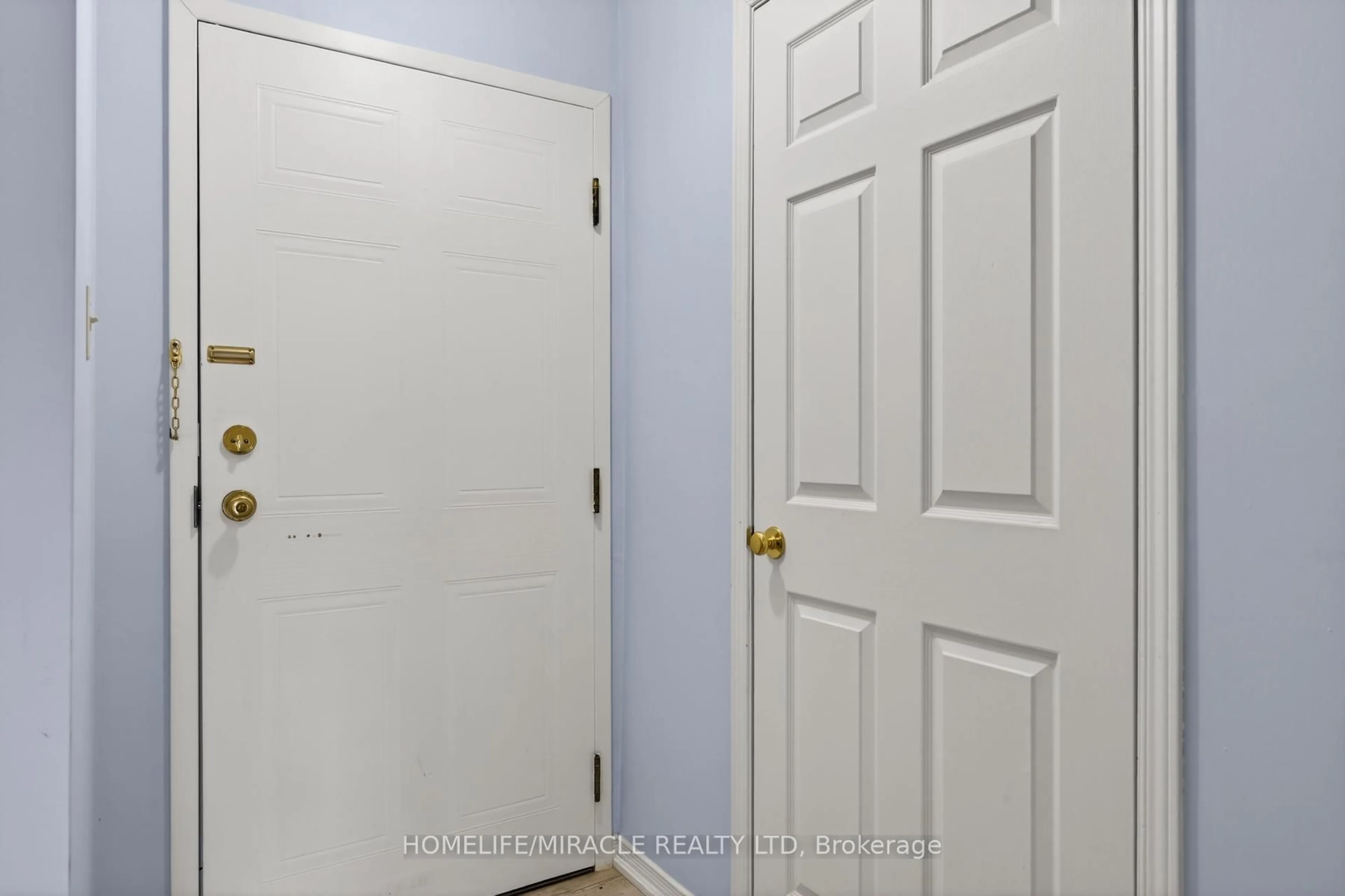 Indoor entryway for 36 Champlain Cres #32, Peterborough Ontario K9L 1T1