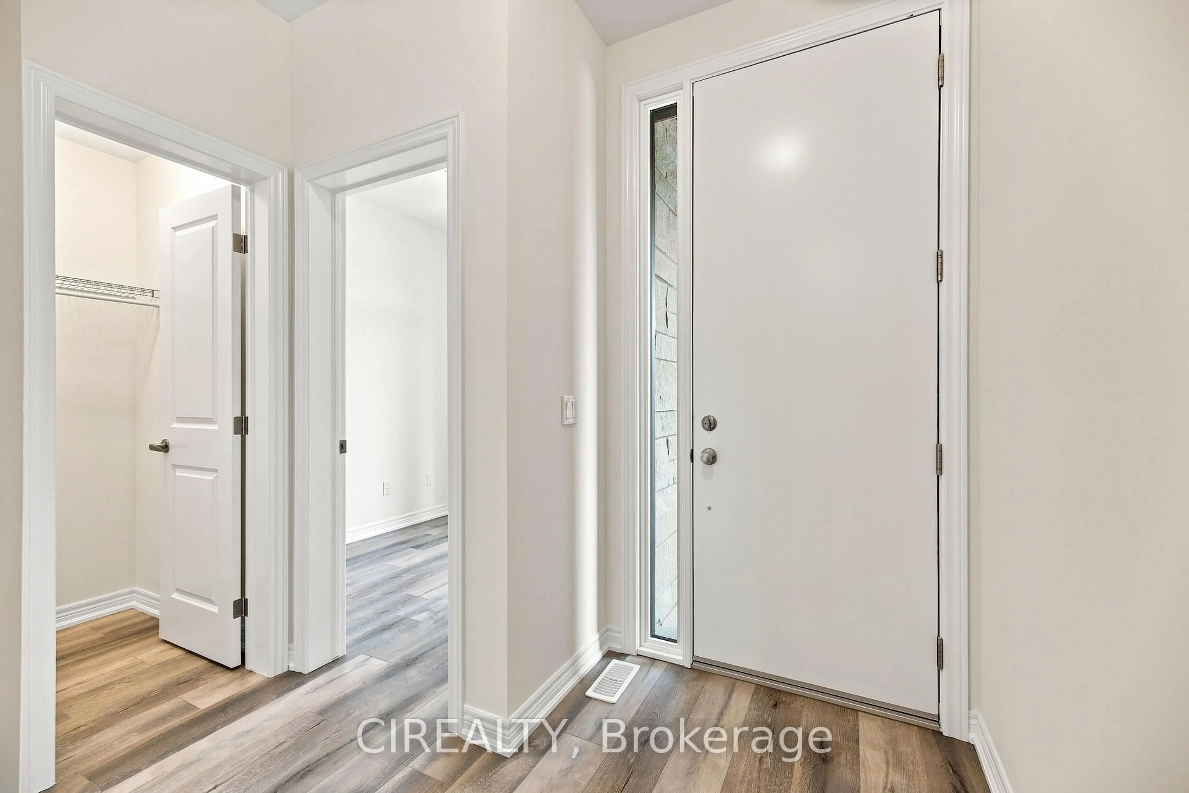 Indoor entryway for 84 Valley Trail Pl, Hamilton Ontario L8B 2A2