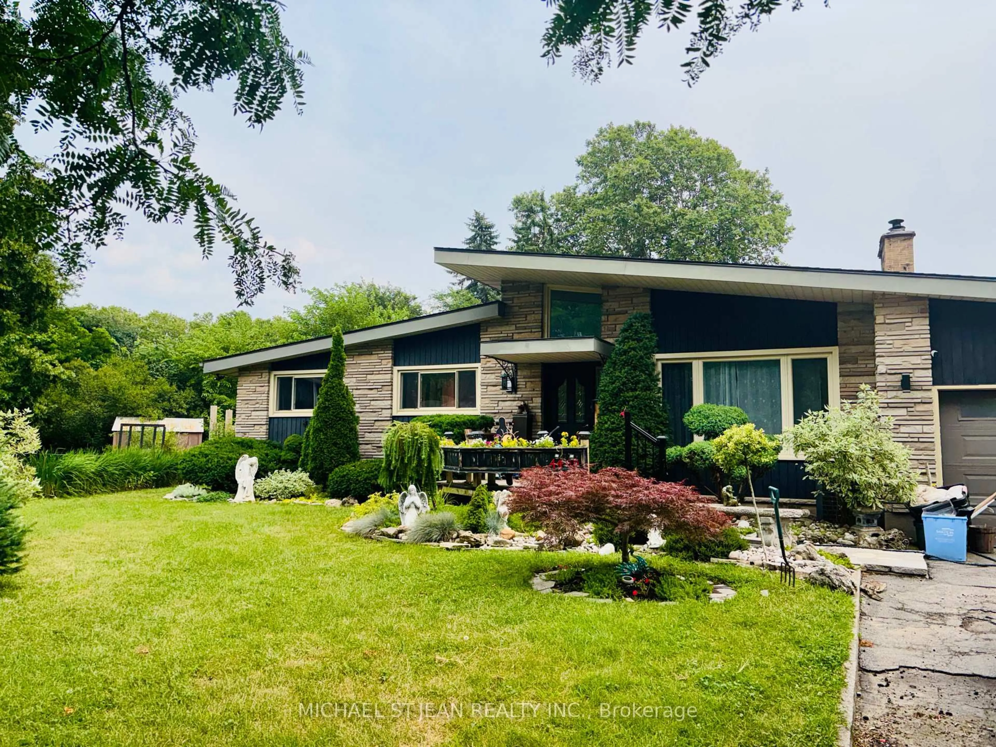 A pic from outside/outdoor area/front of a property/back of a property/a pic from drone, unknown for 4400 Petrie Crt, Niagara Falls Ontario L2E 6L9