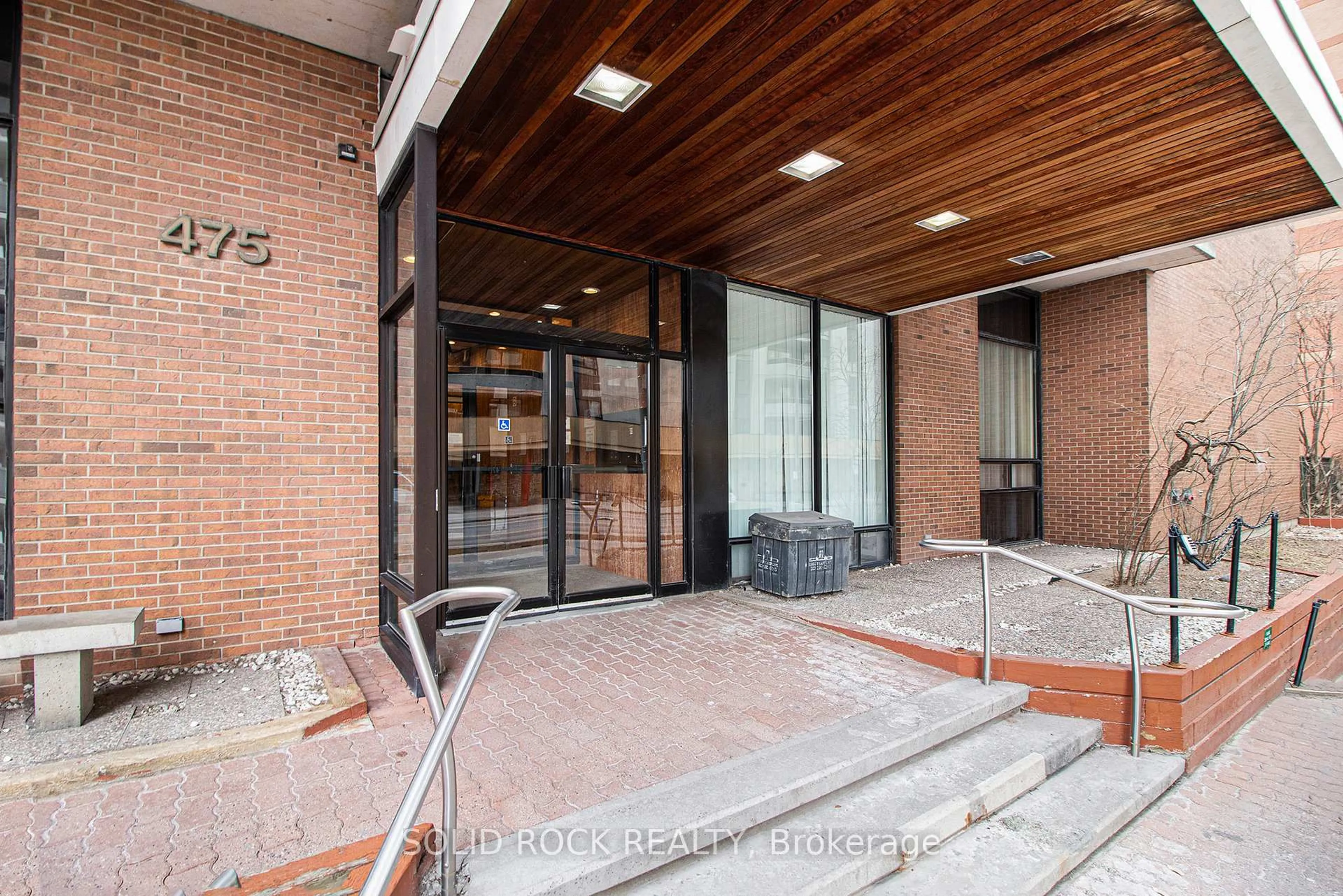Indoor foyer for 475 Laurier Ave #1204, Ottawa Ontario K1R 7X1