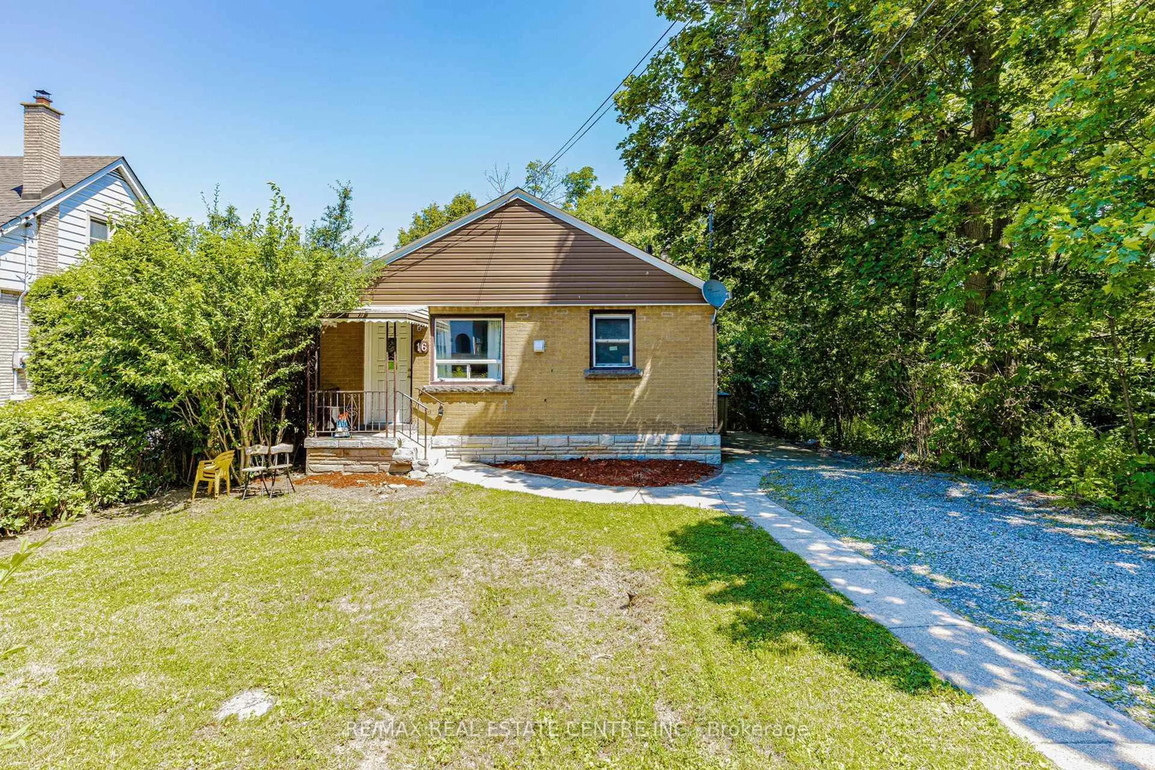 A pic from outside/outdoor area/front of a property/back of a property/a pic from drone, unknown for 16 Ainslie Ave, Hamilton Ontario L8S 2J3