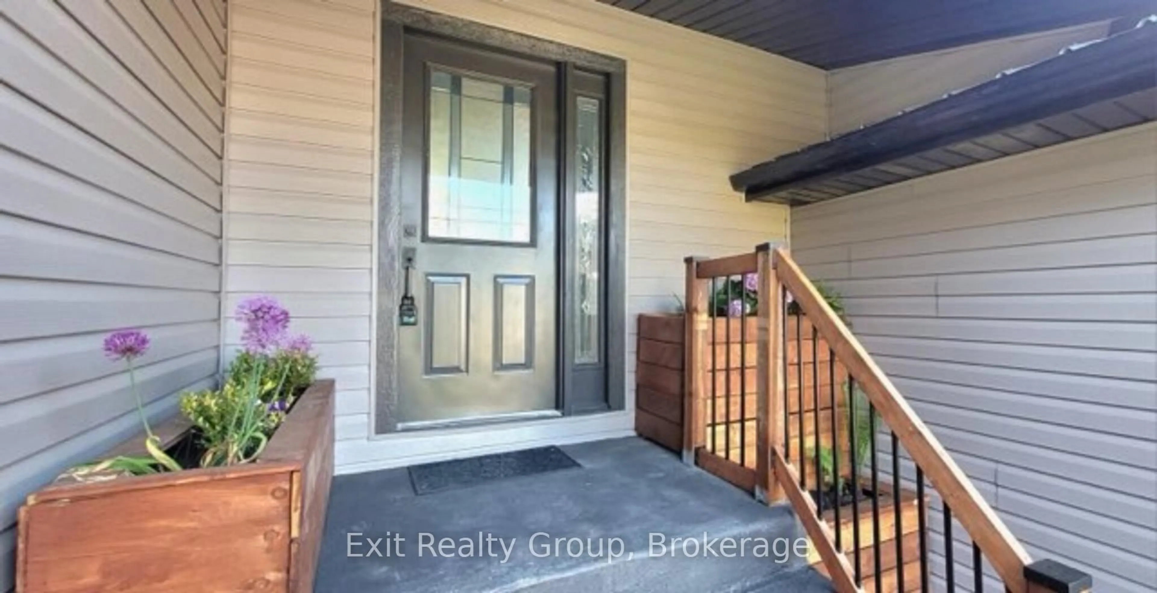 Indoor entryway for 24 Wilkins St, Belleville Ontario K8P 1P1