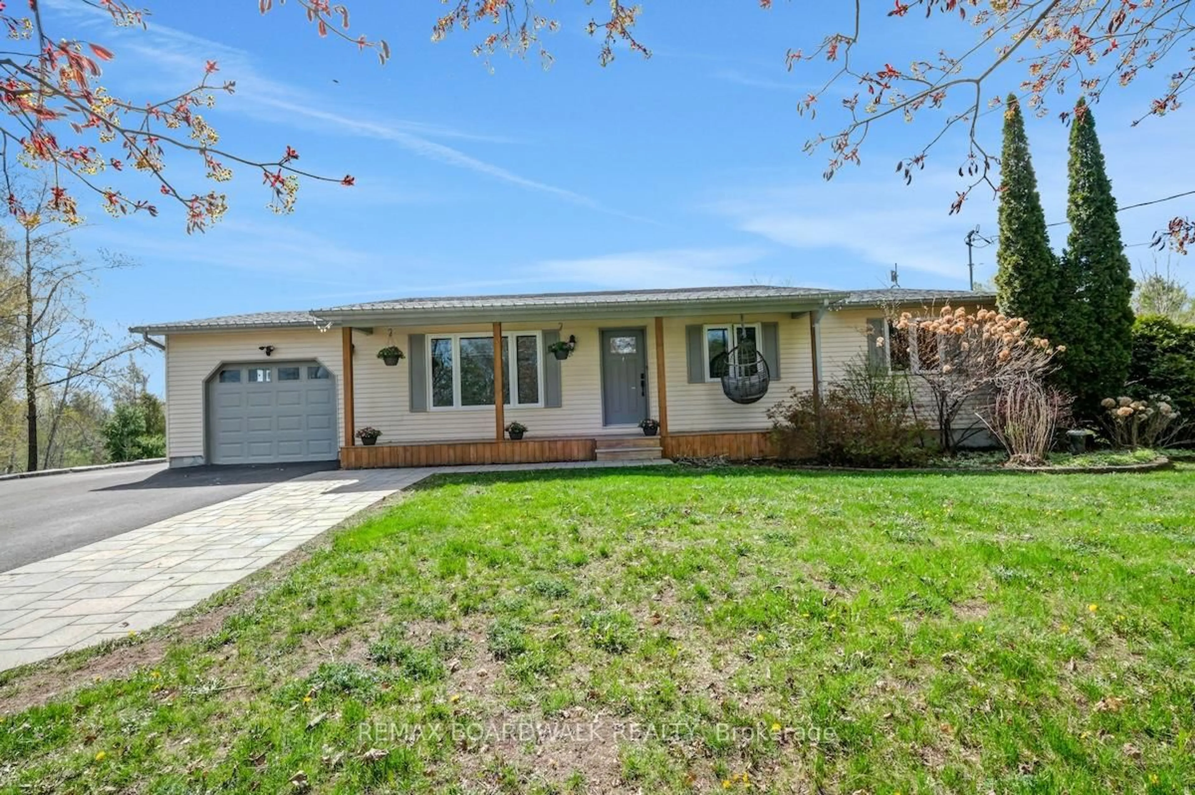 Home with vinyl exterior material, street for 1505 7th Line, Carleton Place Ontario K7C 3P2