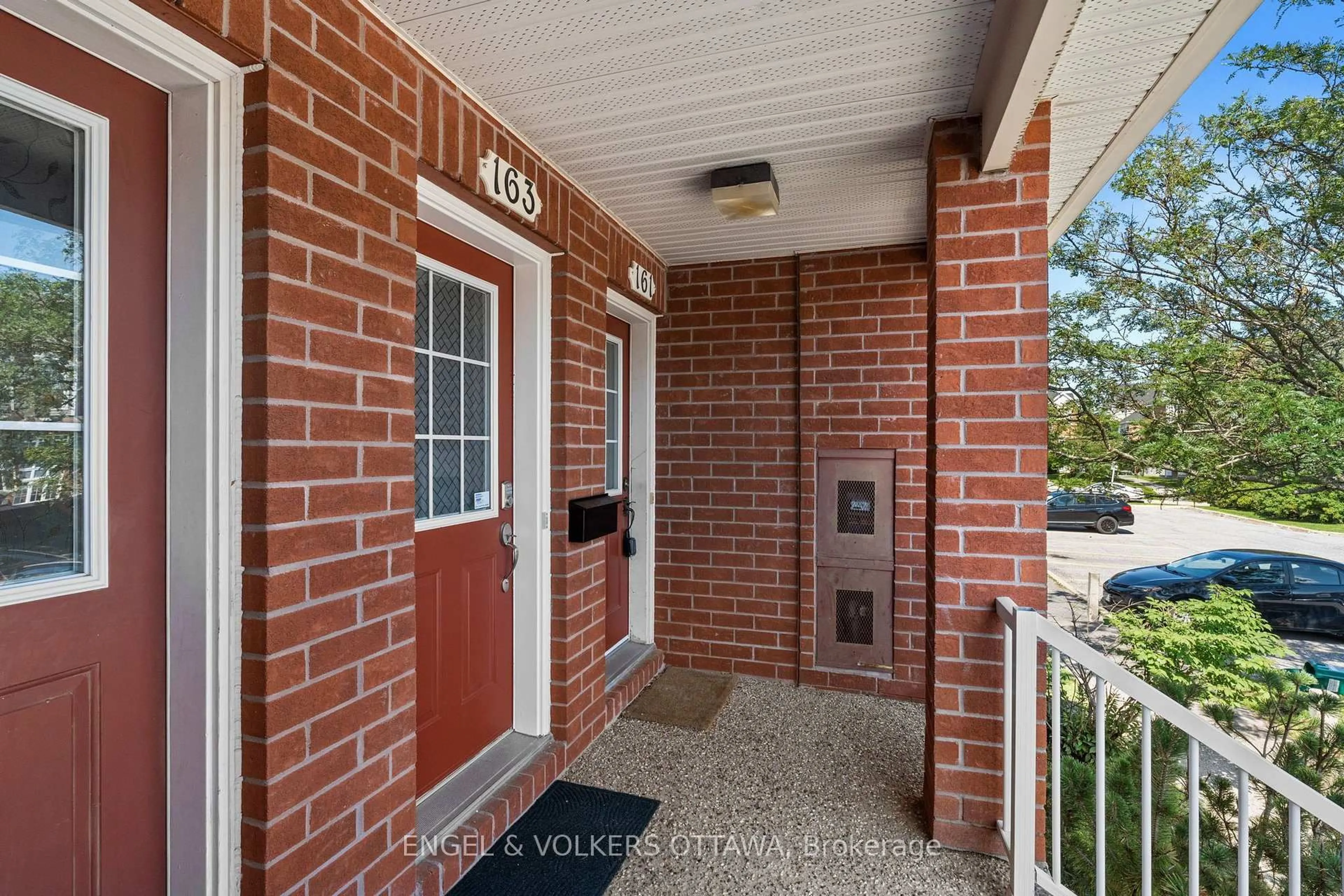 Indoor entryway for 70 Edenvale Dr #163, Ottawa Ontario K2K 3N7