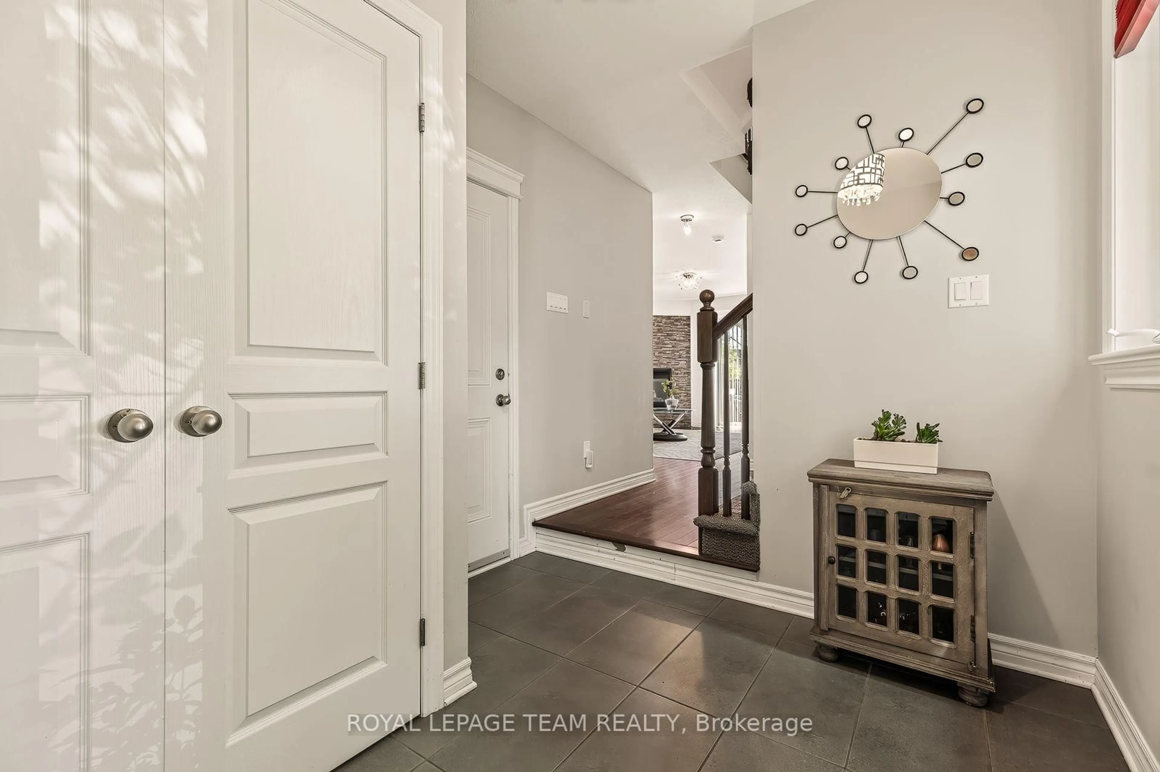 Indoor entryway for 100 Brilia Private, Ottawa Ontario K1J 0B7