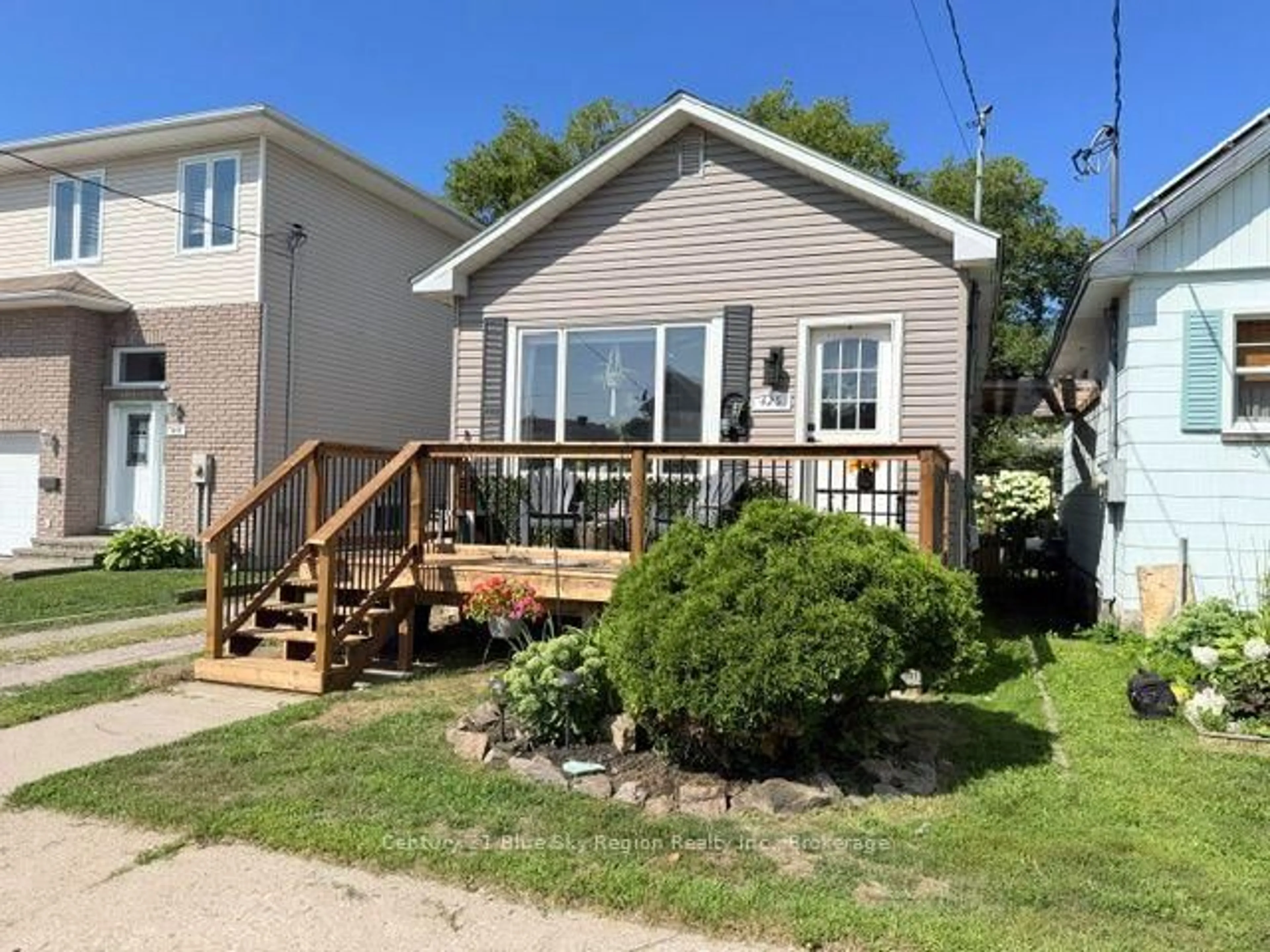 Home with vinyl exterior material, unknown for 425 King St, North Bay Ontario P1B 6A1