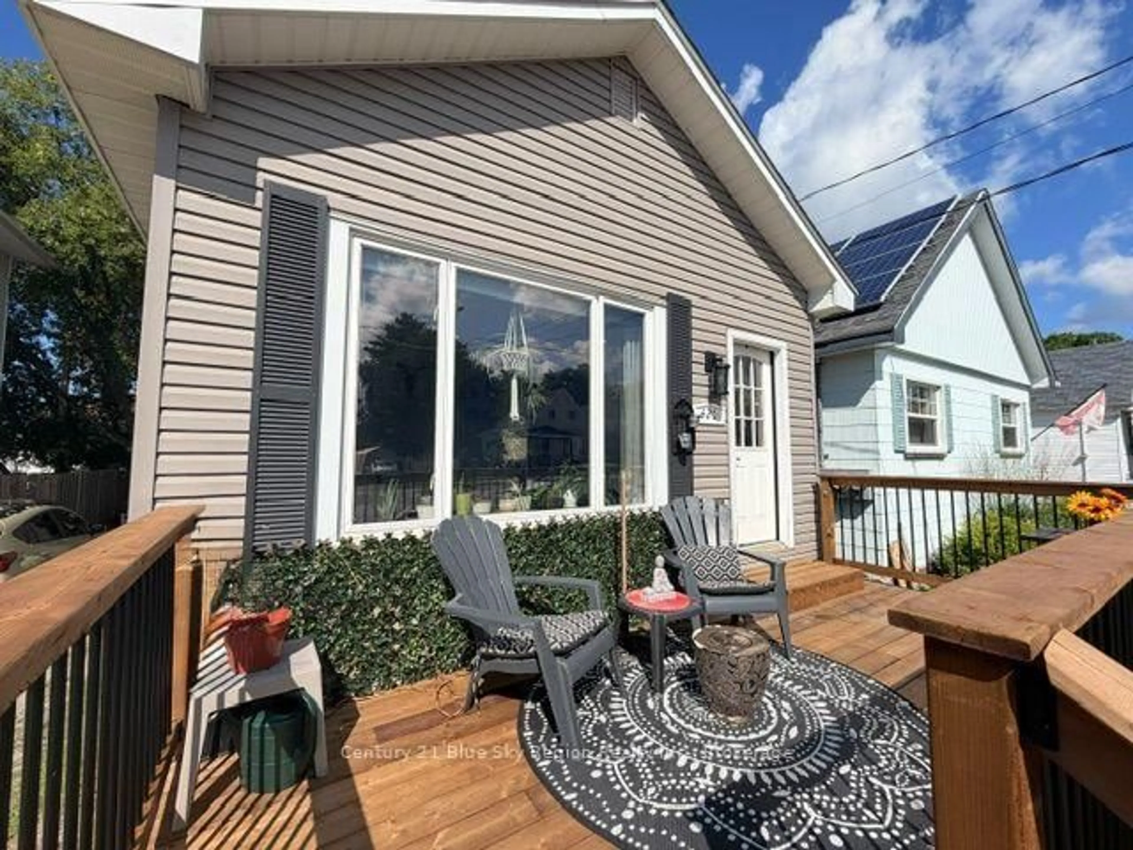 Home with vinyl exterior material, street for 425 King St, North Bay Ontario P1B 6A1