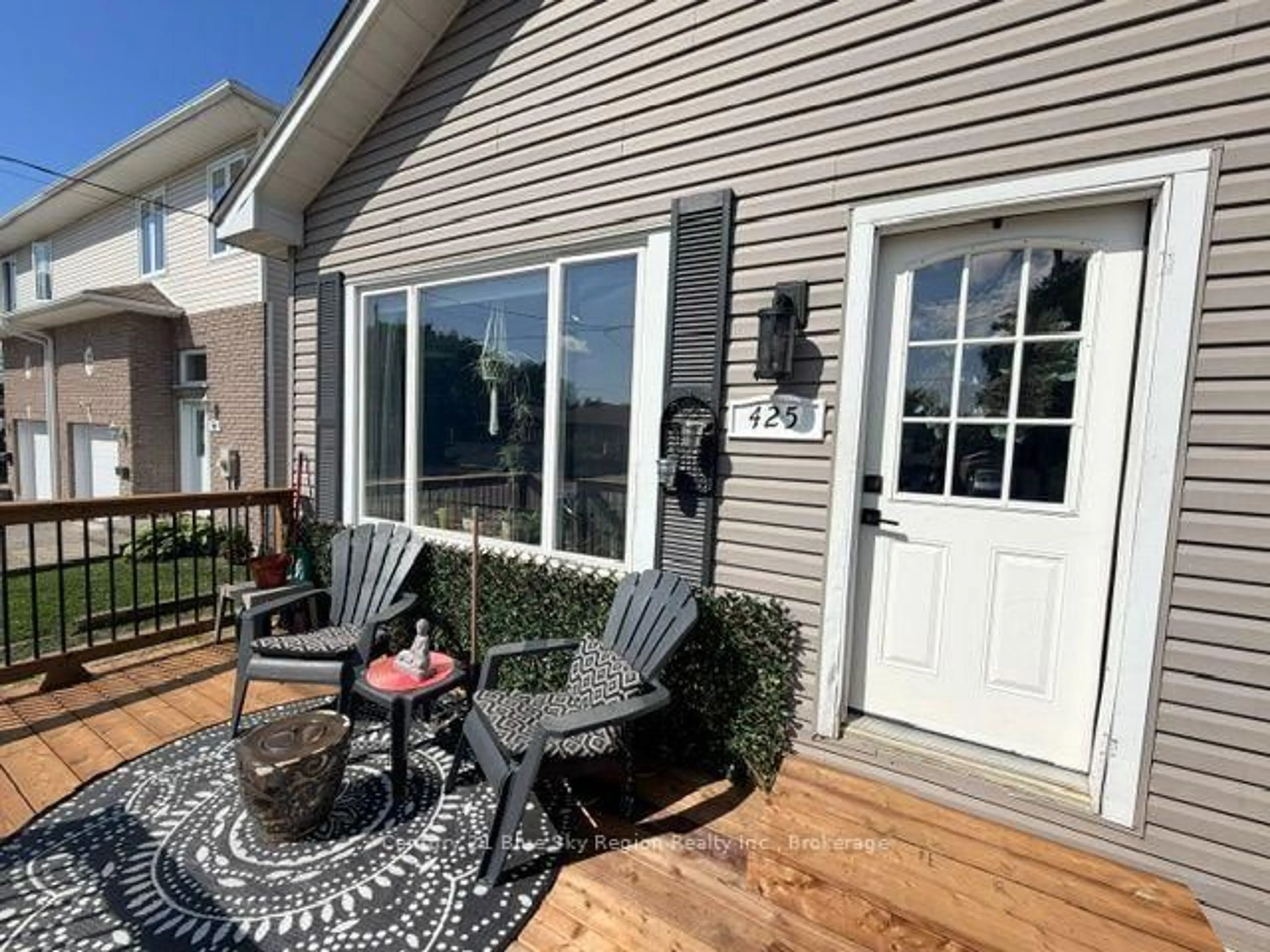 Home with vinyl exterior material, water/lake/river/ocean view for 425 King St, North Bay Ontario P1B 6A1