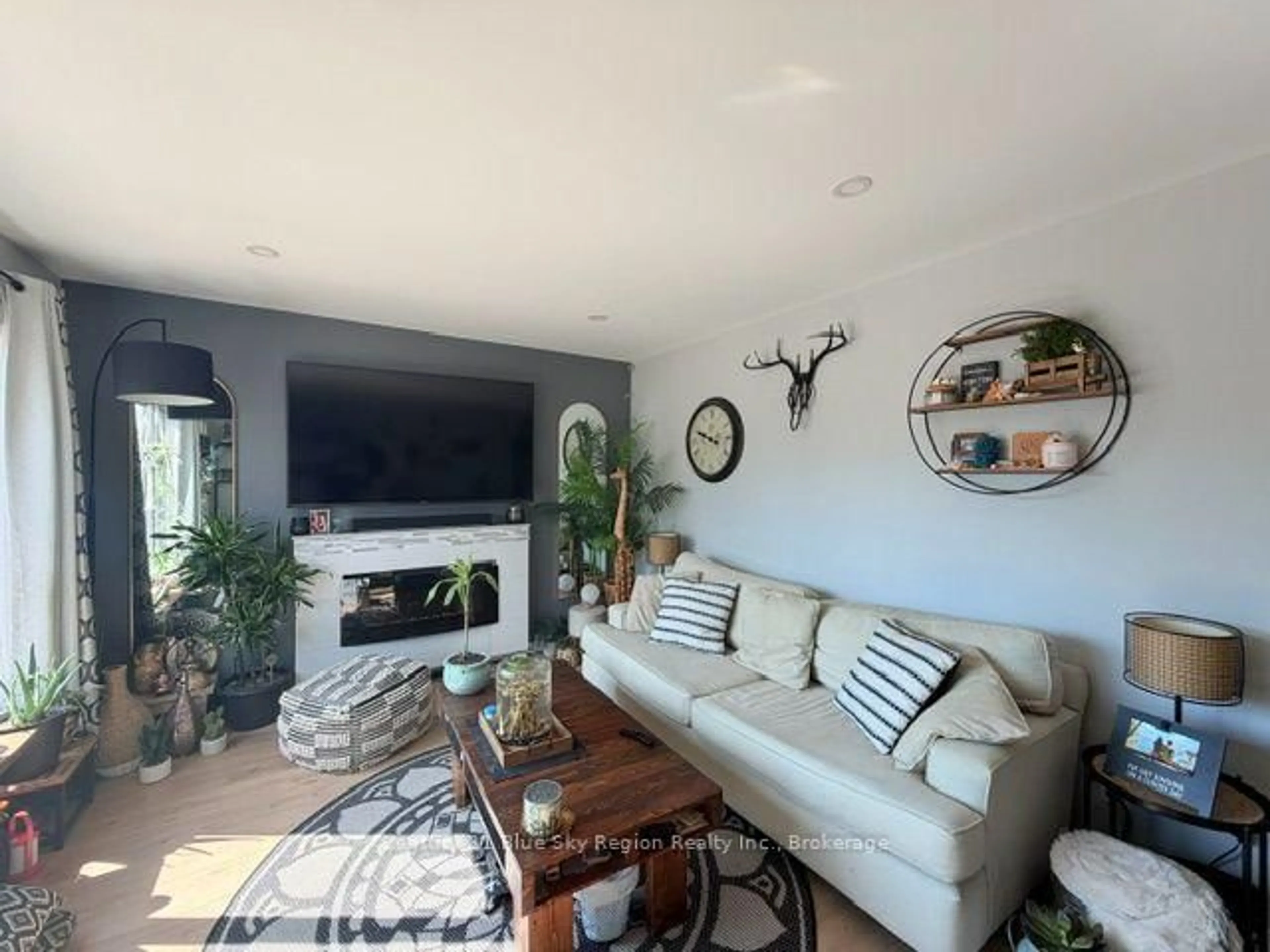 Living room with furniture, unknown for 425 King St, North Bay Ontario P1B 6A1