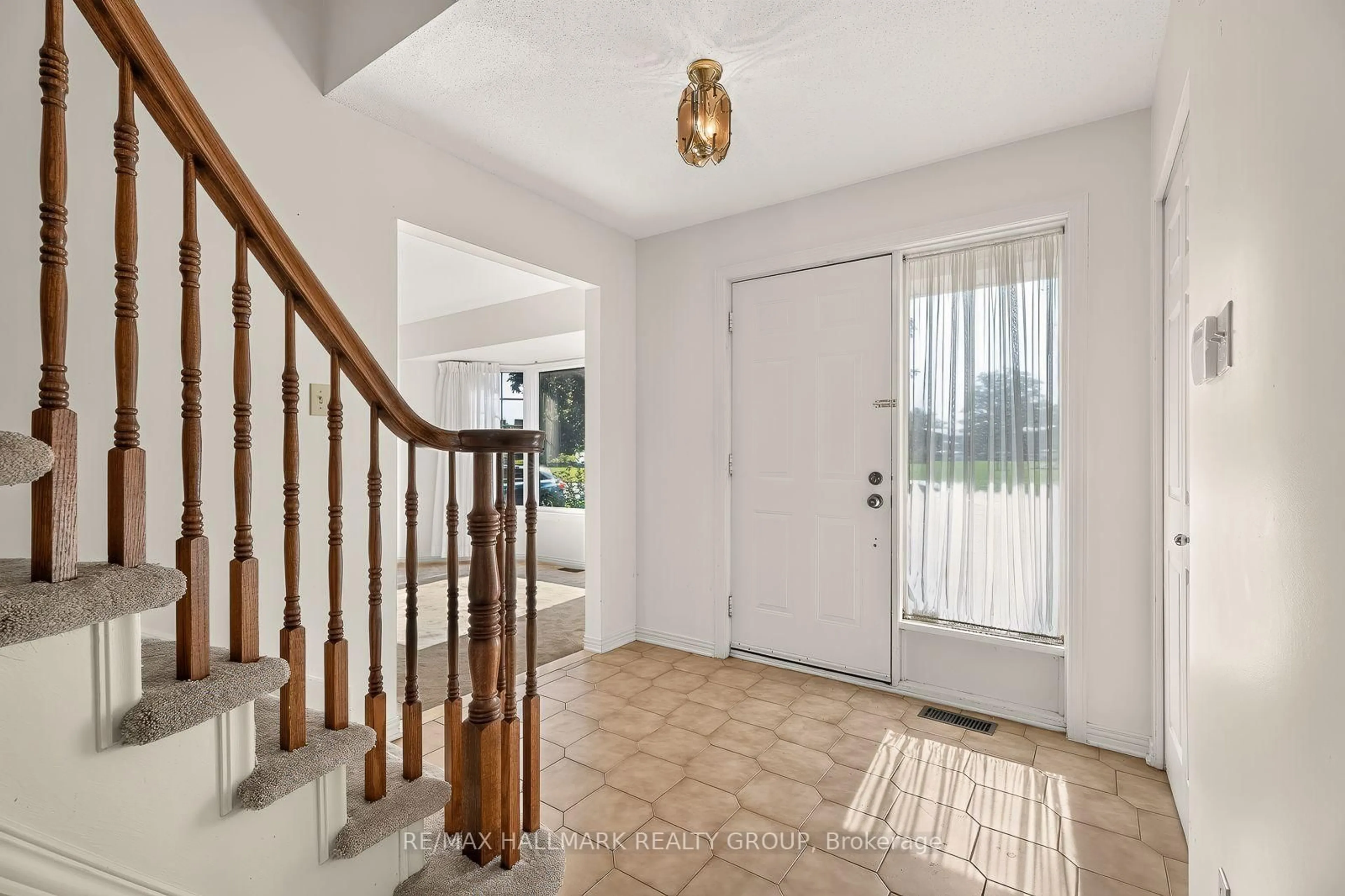 Indoor foyer for 38 Bateman Dr, Ottawa Ontario K2G 5H4