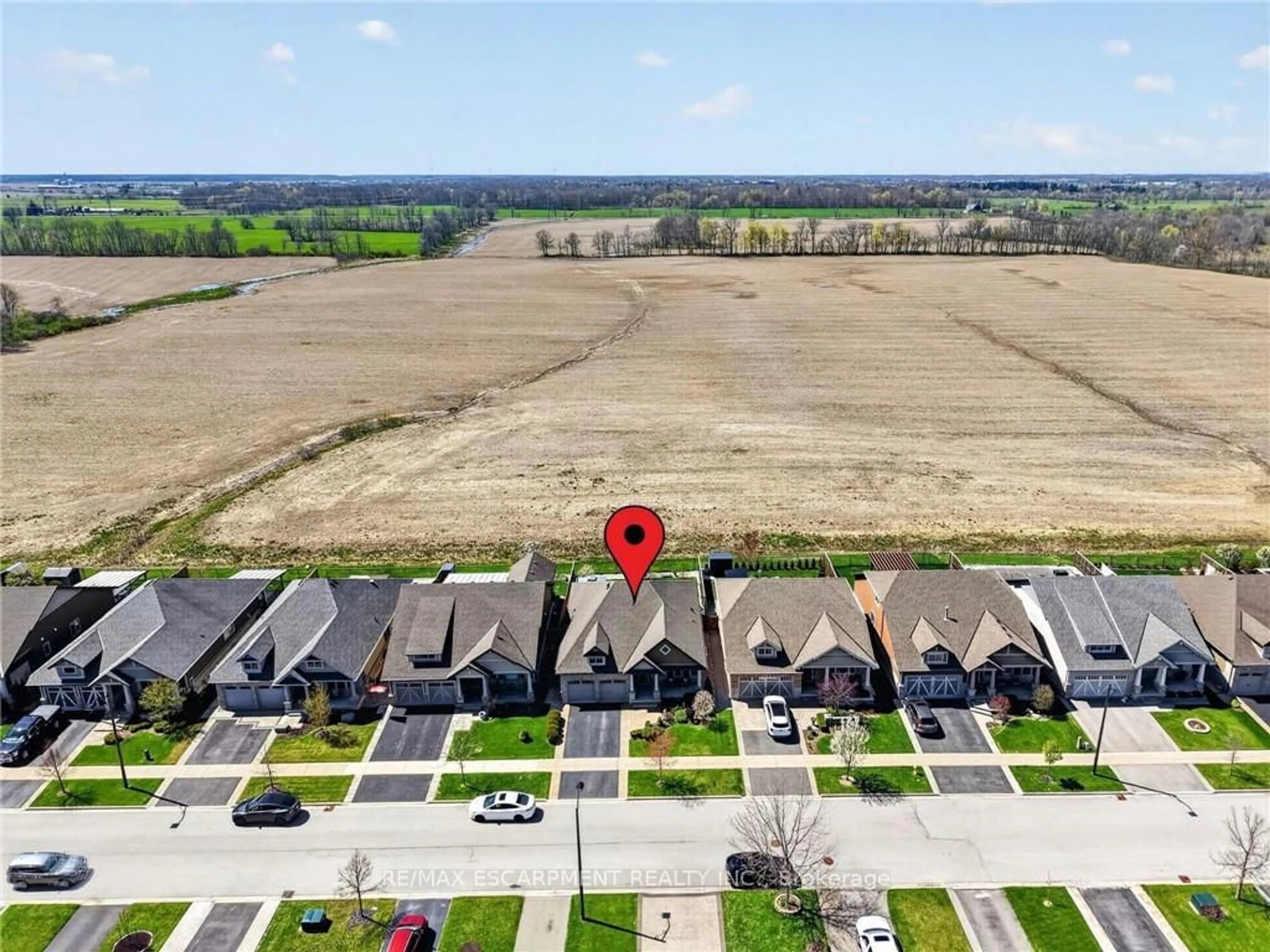 A pic from outside/outdoor area/front of a property/back of a property/a pic from drone, street for 58 Forestview Crt, West Lincoln Ontario L0R 2A0
