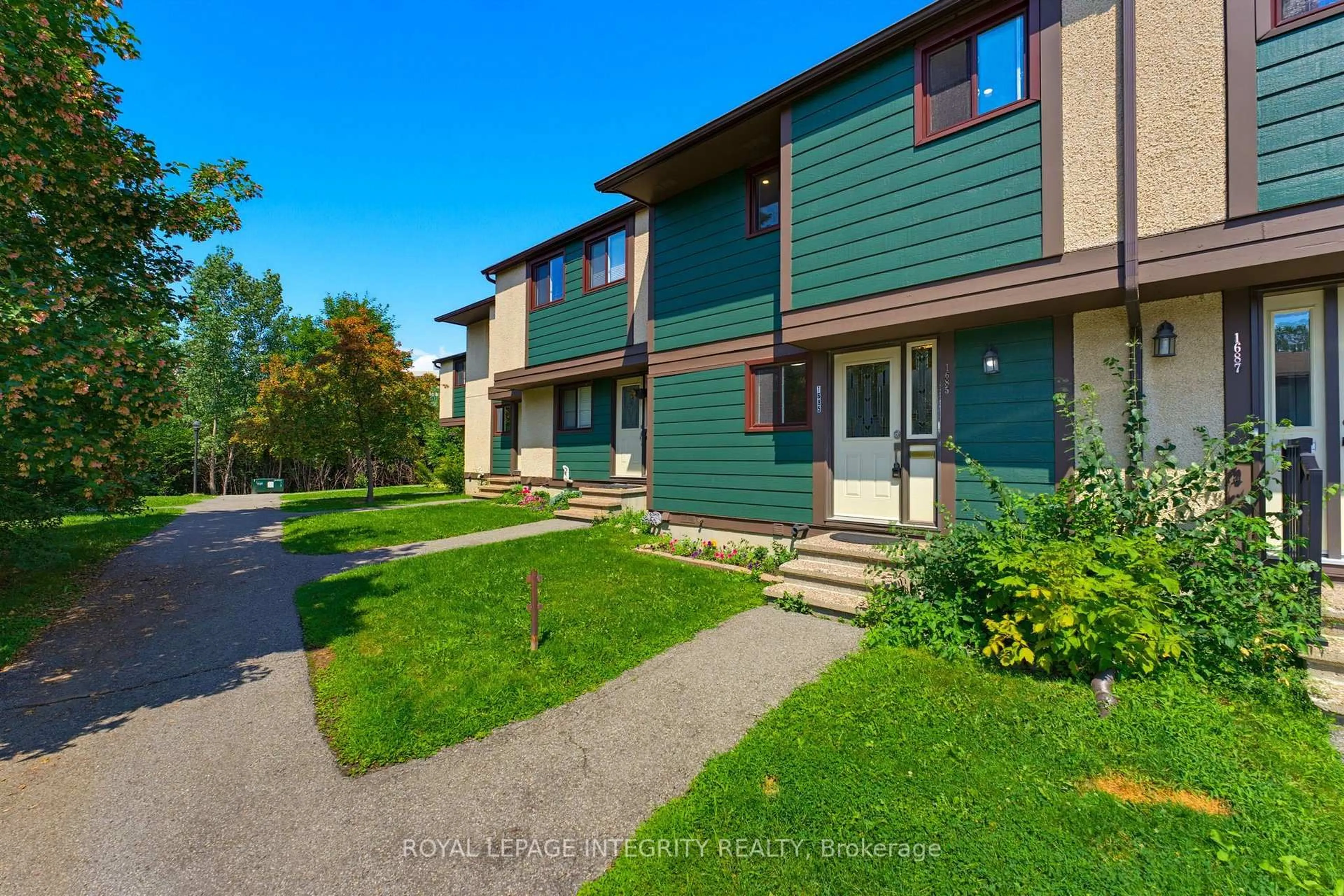 A pic from outside/outdoor area/front of a property/back of a property/a pic from drone, street for 1685 Meadowbrook Rd, Ottawa Ontario K1B 4W6
