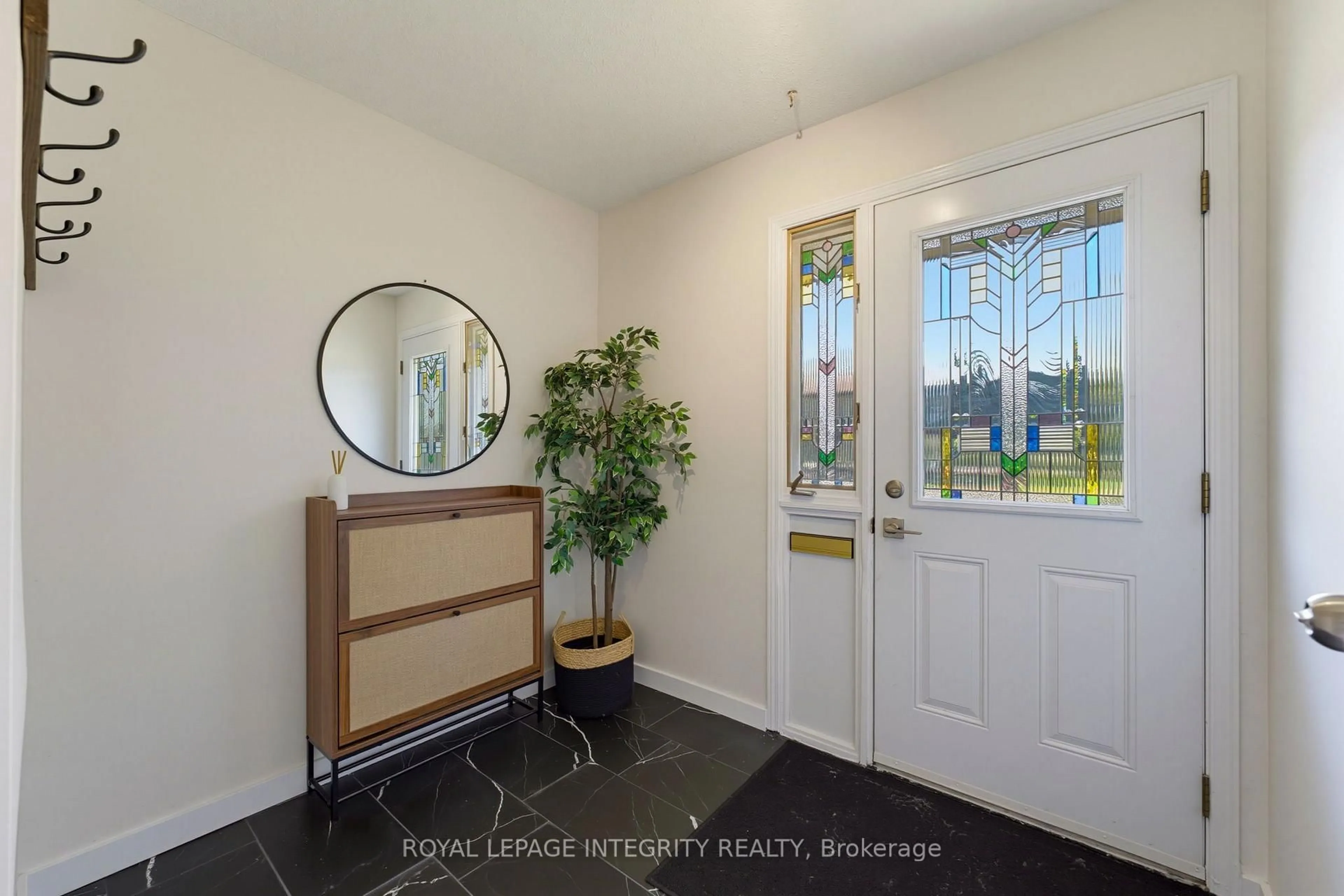 Indoor entryway for 1685 Meadowbrook Rd, Ottawa Ontario K1B 4W6