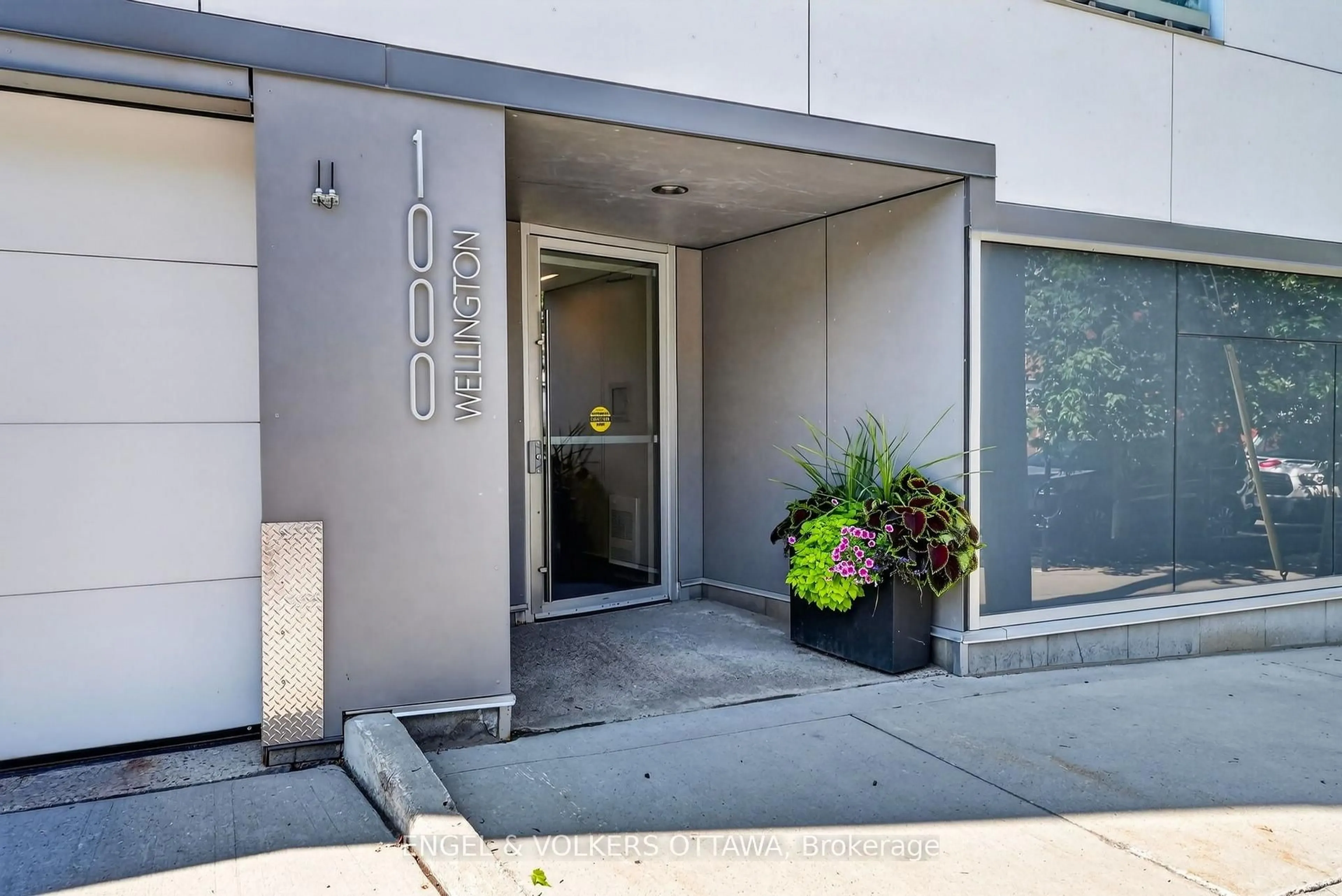 Indoor foyer for 1000 Wellington St #403, Ottawa Ontario K1Y 2X9