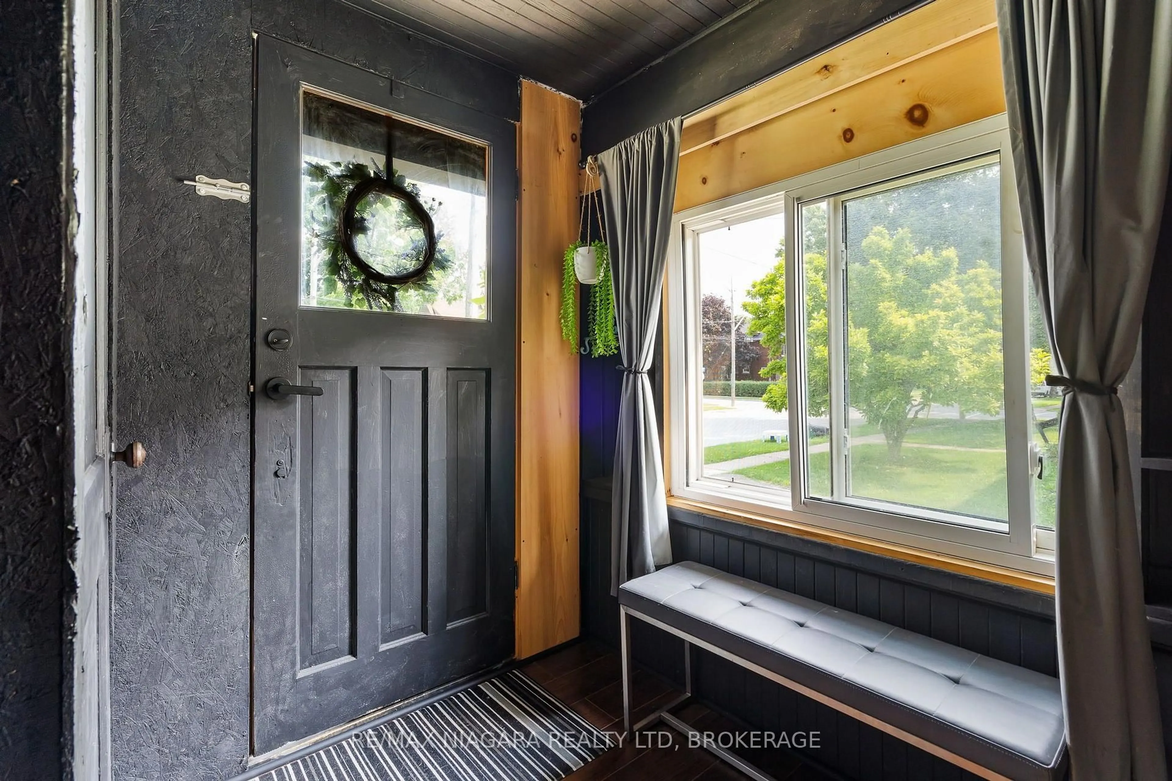 Indoor entryway for 214 Kent St, Port Colborne Ontario L3K 3A1
