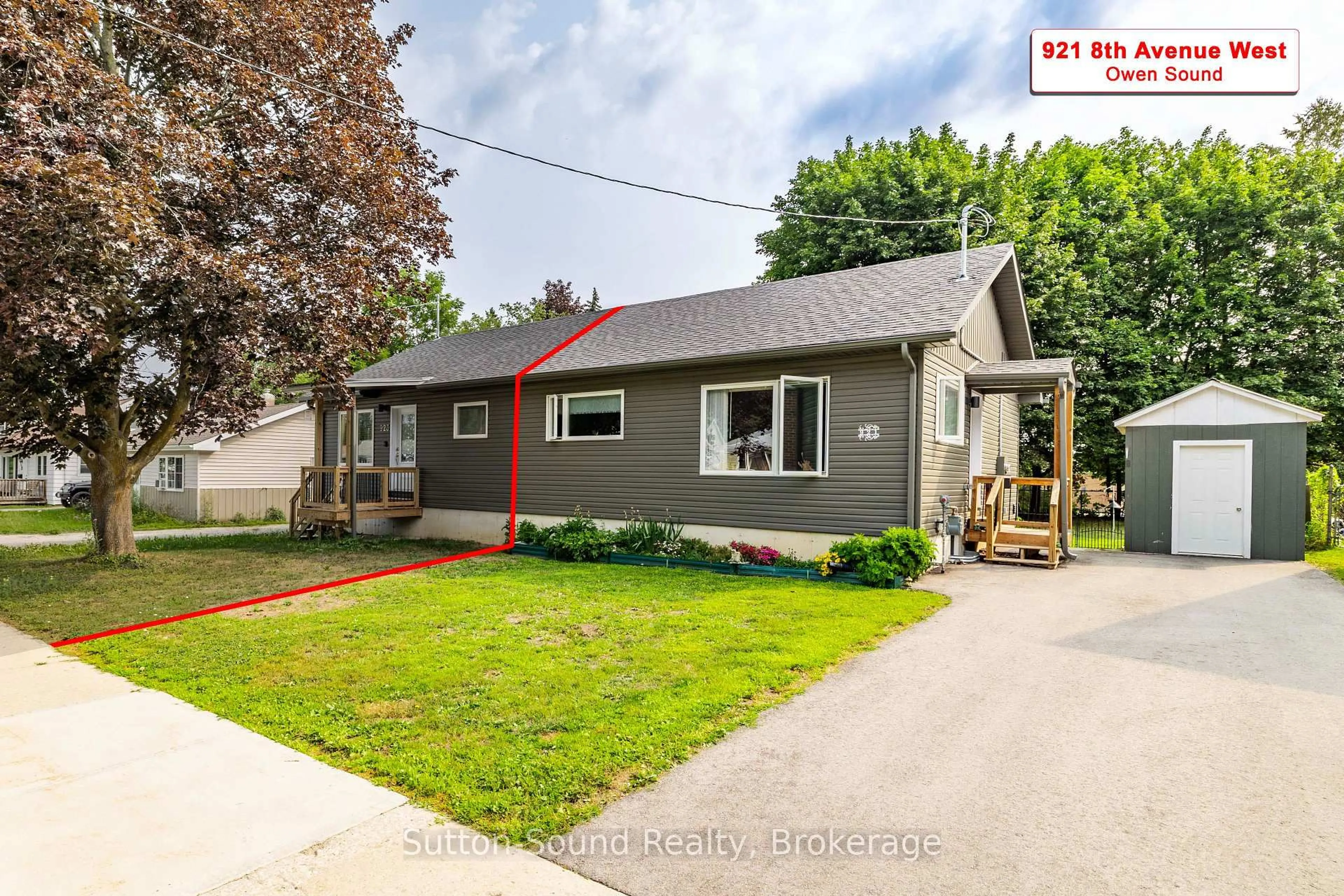 Home with vinyl exterior material, street for 921 8th Ave, Owen Sound Ontario N4K 5M3