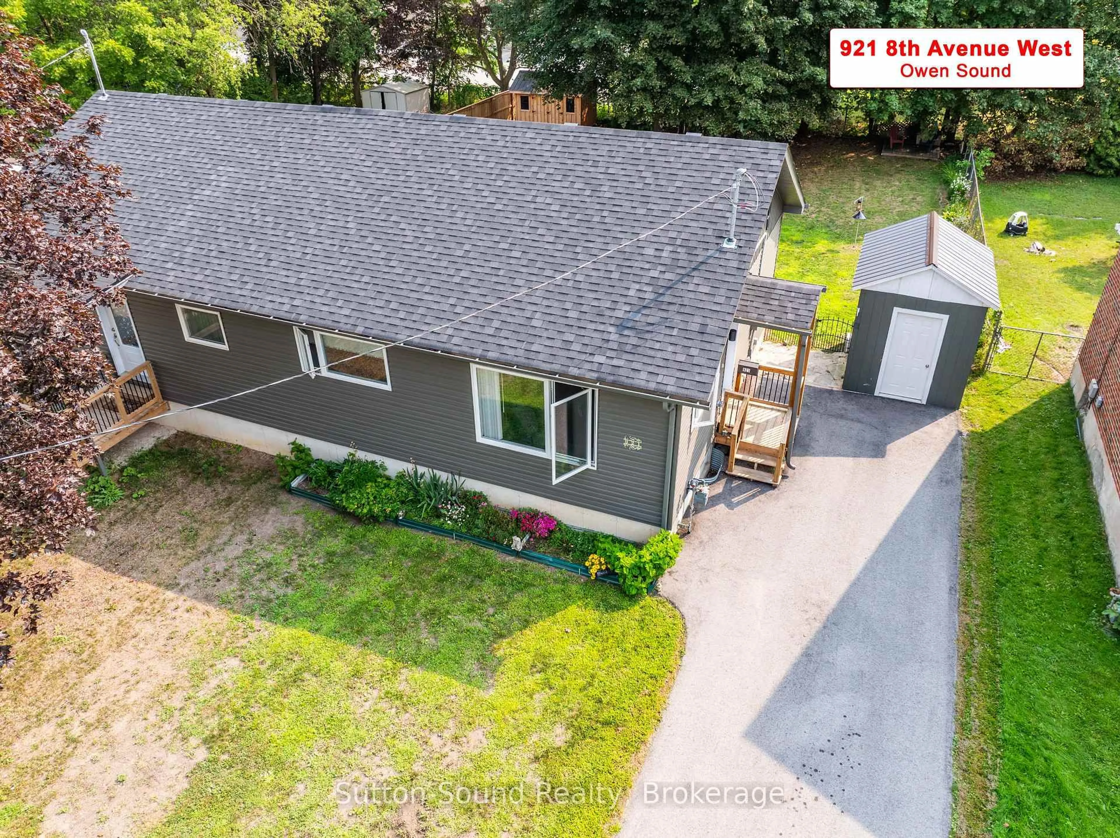 A pic from outside/outdoor area/front of a property/back of a property/a pic from drone, street for 921 8th Ave, Owen Sound Ontario N4K 5M3