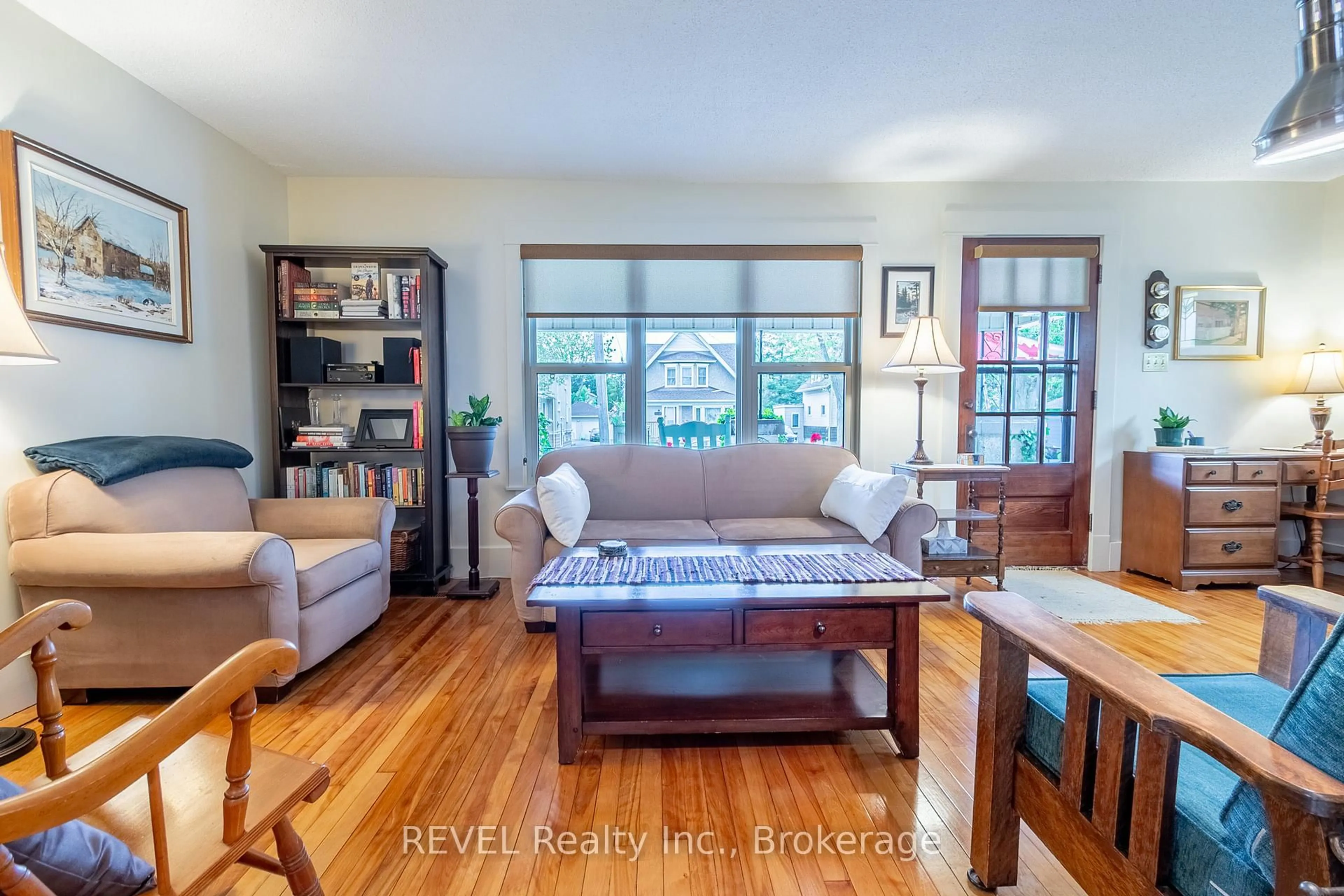 Living room with furniture, unknown for 298 Stanley St, Port Colborne Ontario L3K 3A2