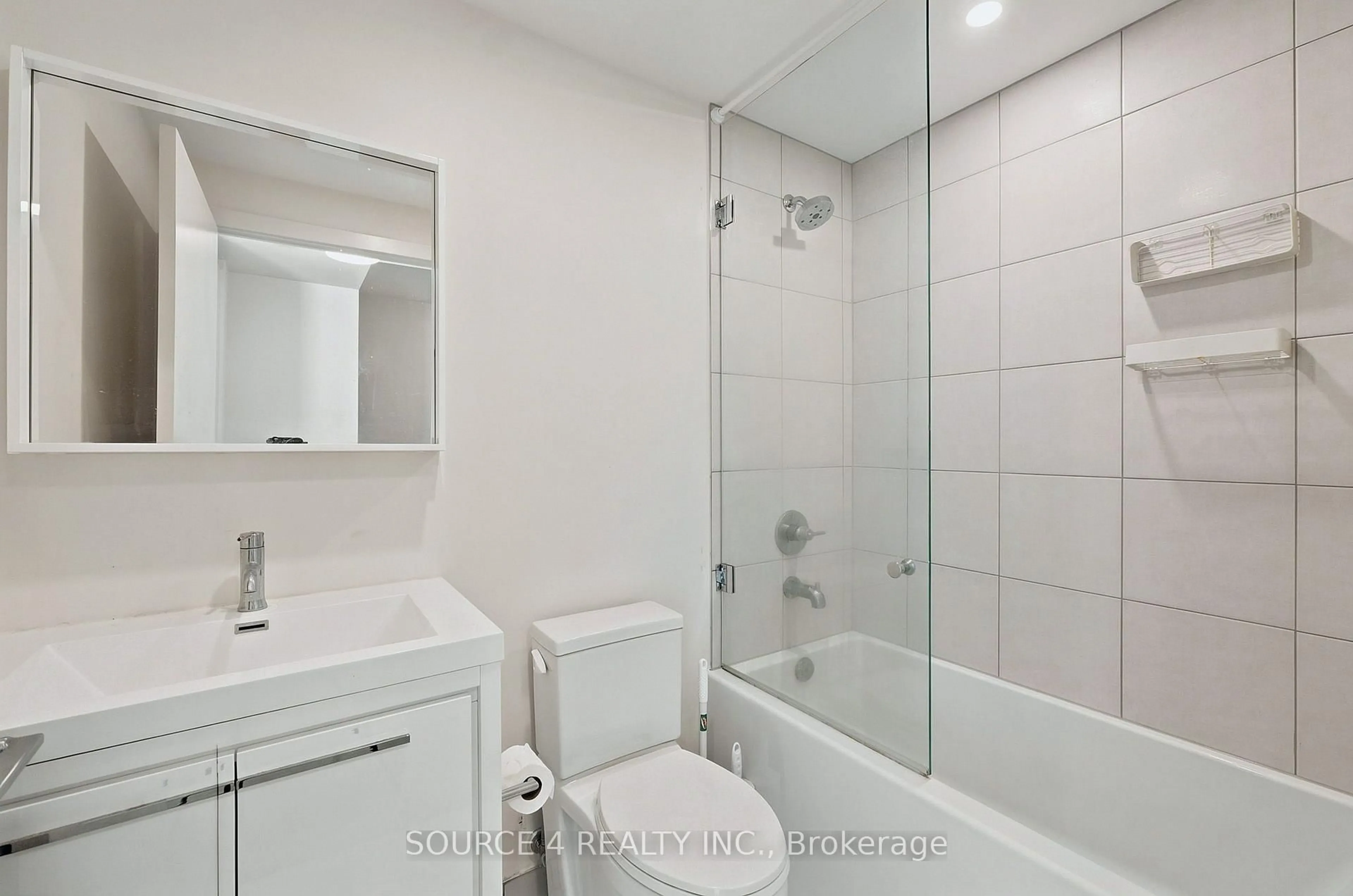 Standard bathroom, ceramic/tile floor for 212 King William St #815, Hamilton Ontario L8R 0A7