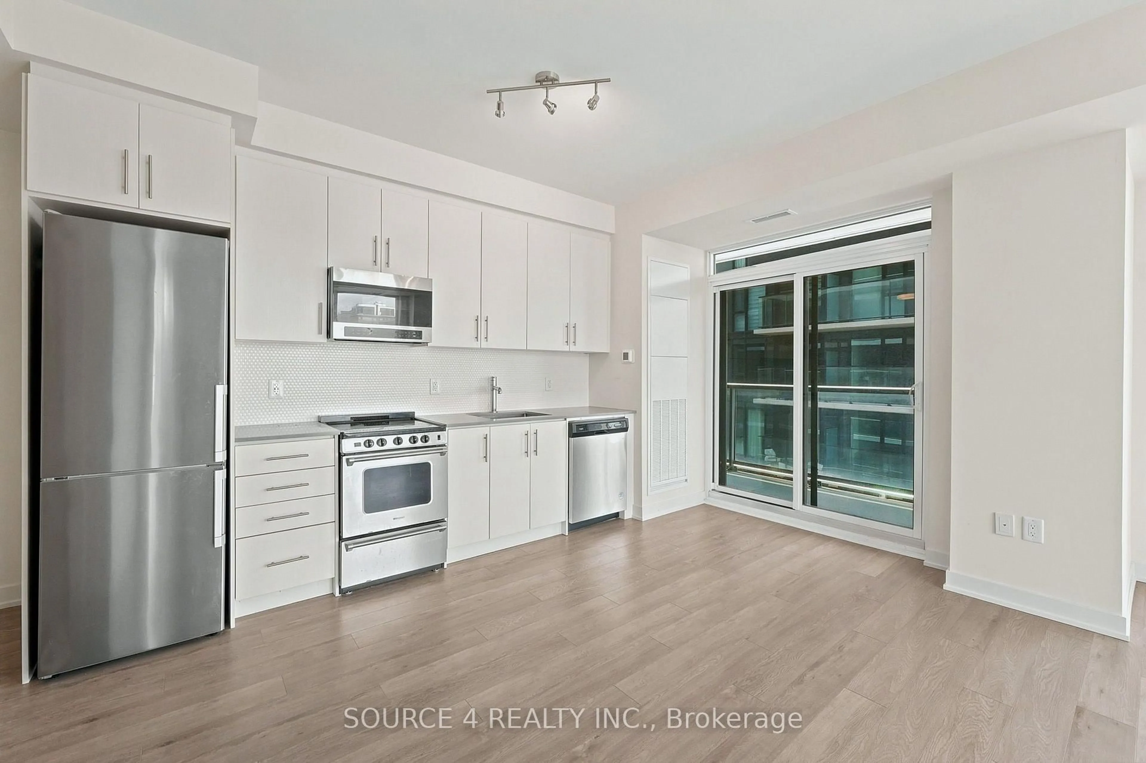 Standard kitchen, wood/laminate floor for 212 King William St #815, Hamilton Ontario L8R 0A7