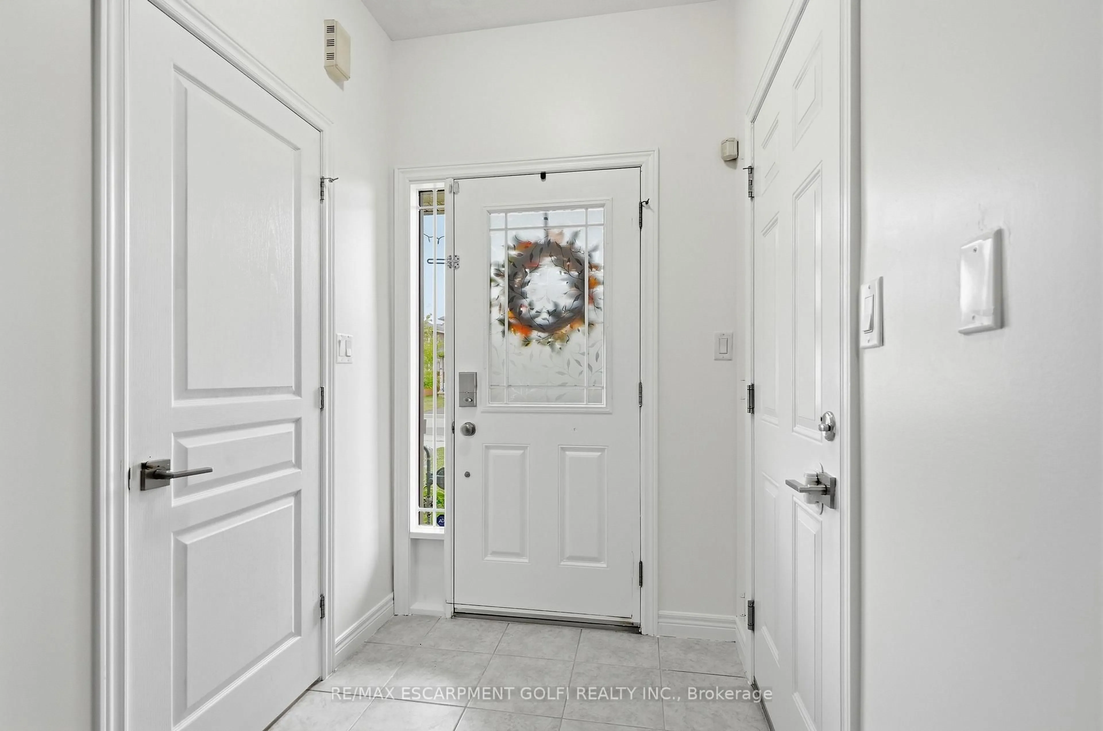 Indoor entryway for 161 Kinsman Dr, Hamilton Ontario L0R 1C0