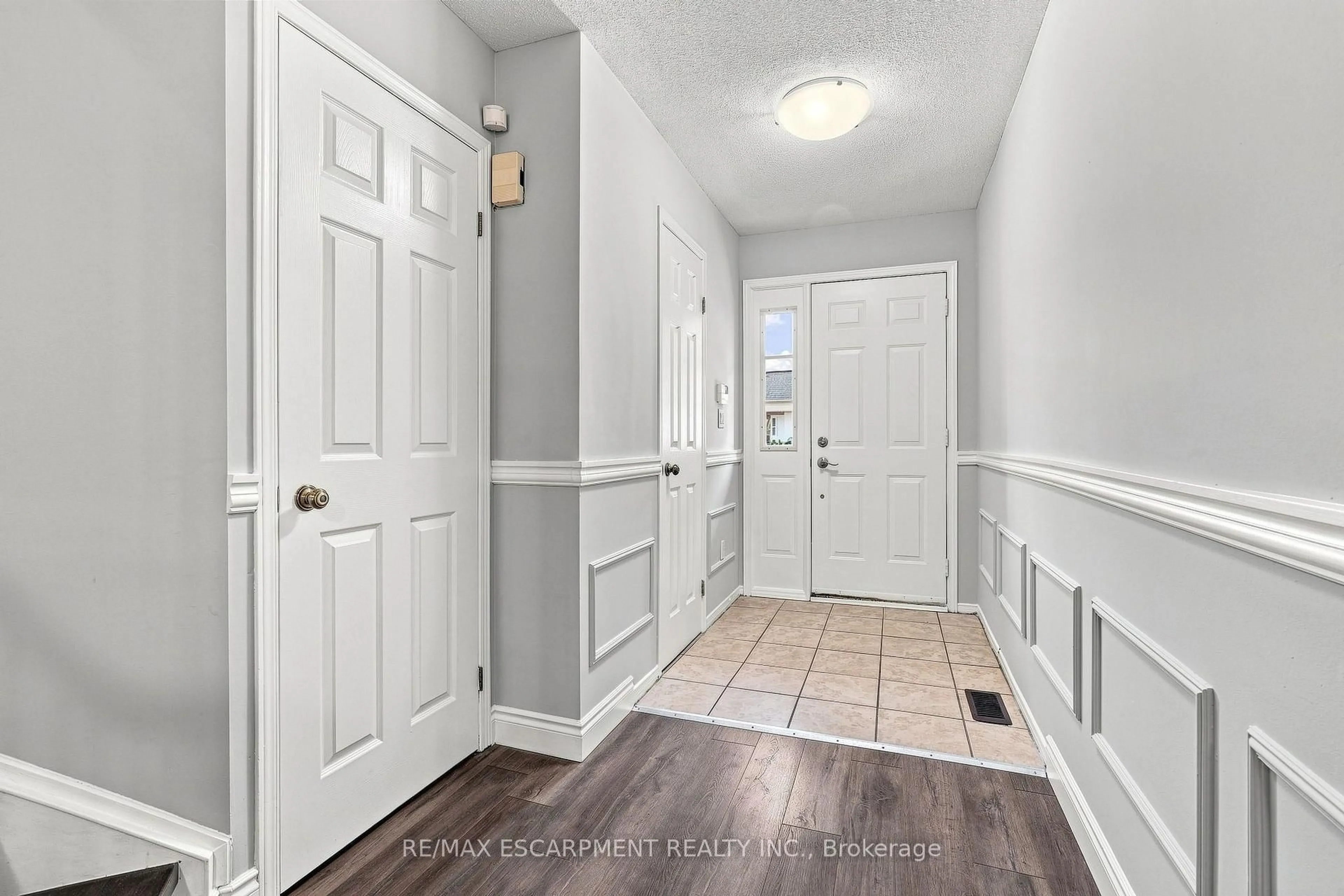Indoor entryway for 1 Perthshire Crt, Hamilton Ontario L9B 2H1