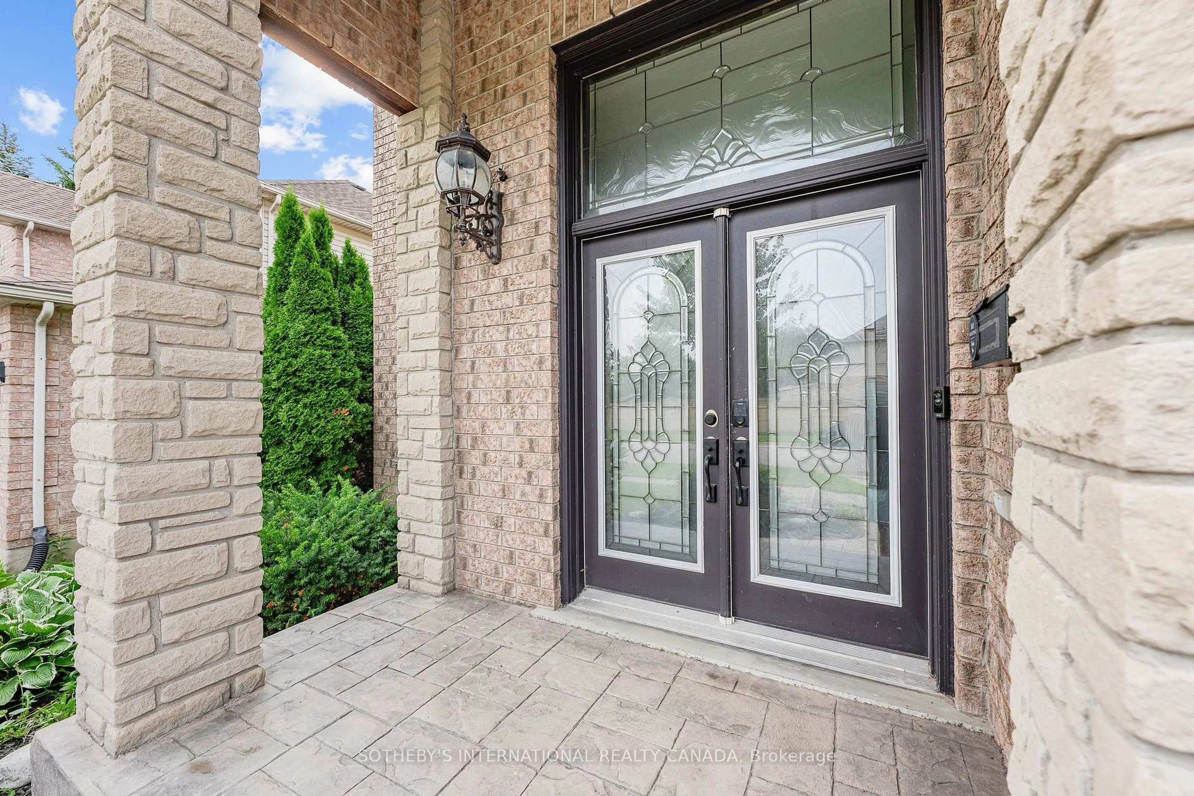 Indoor entryway for 112 Lilywood Dr, Cambridge Ontario N1P 1H1
