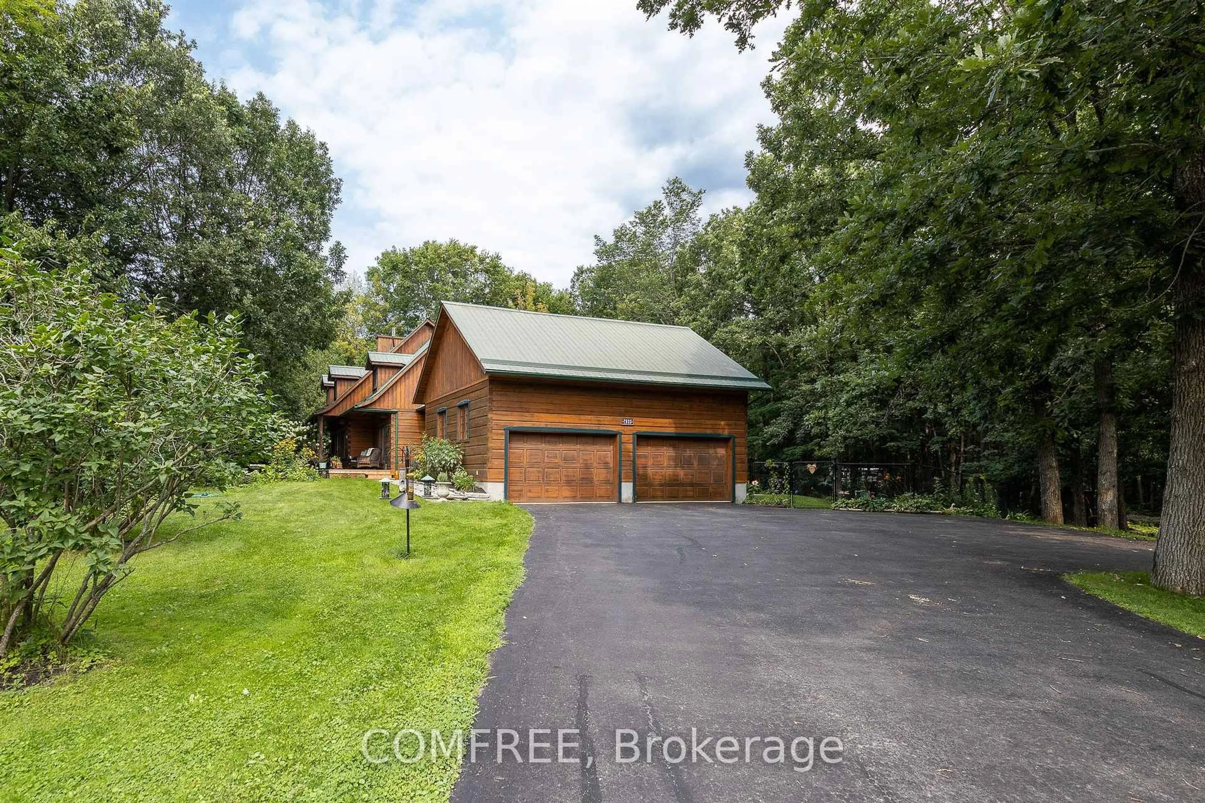 Indoor garage for 7925 Resolute Way, Metcalfe Ontario K0A 2P0
