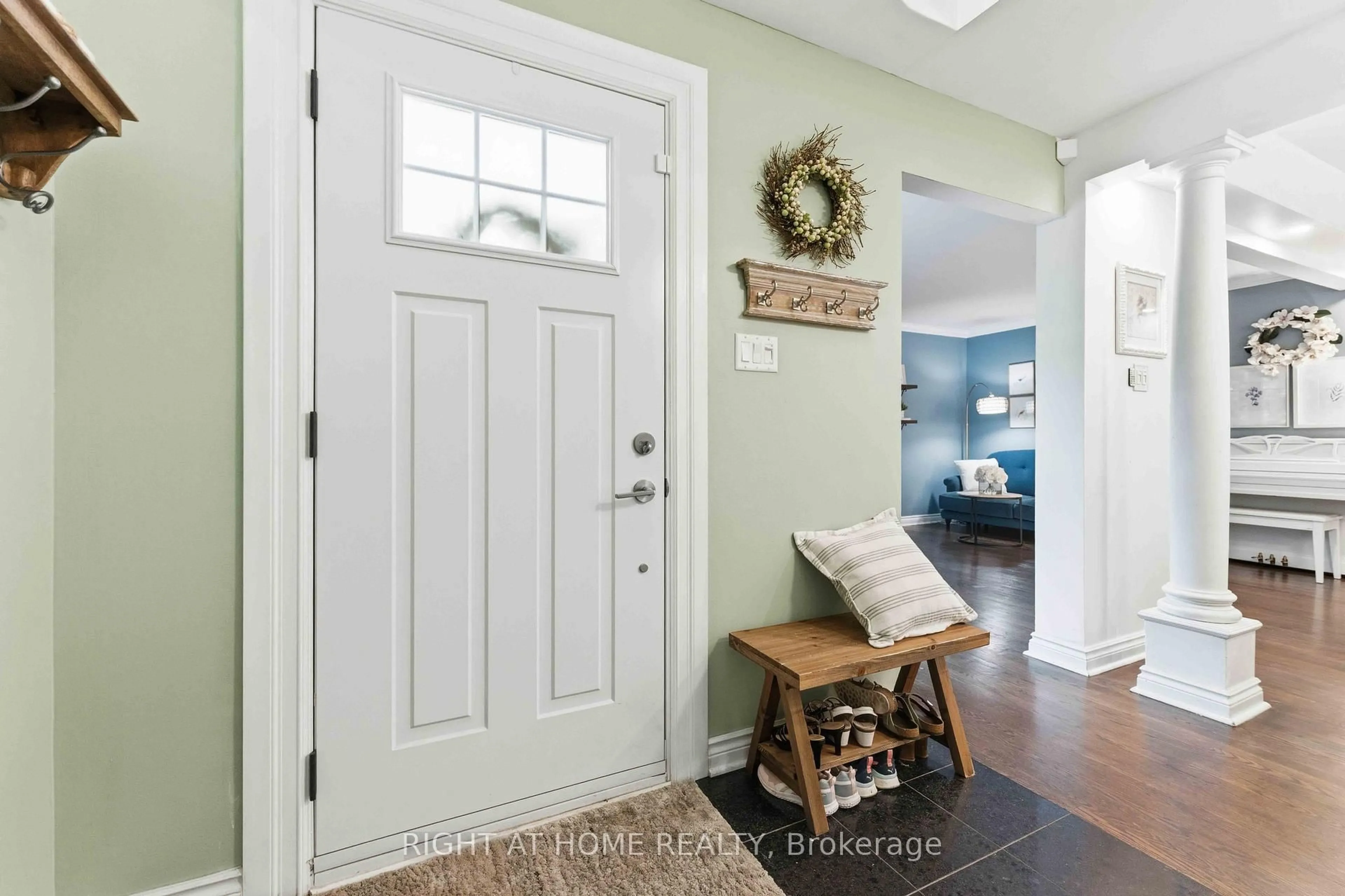 Indoor entryway for 25 Waterton Cres, Kanata Ontario K2M 1Y8