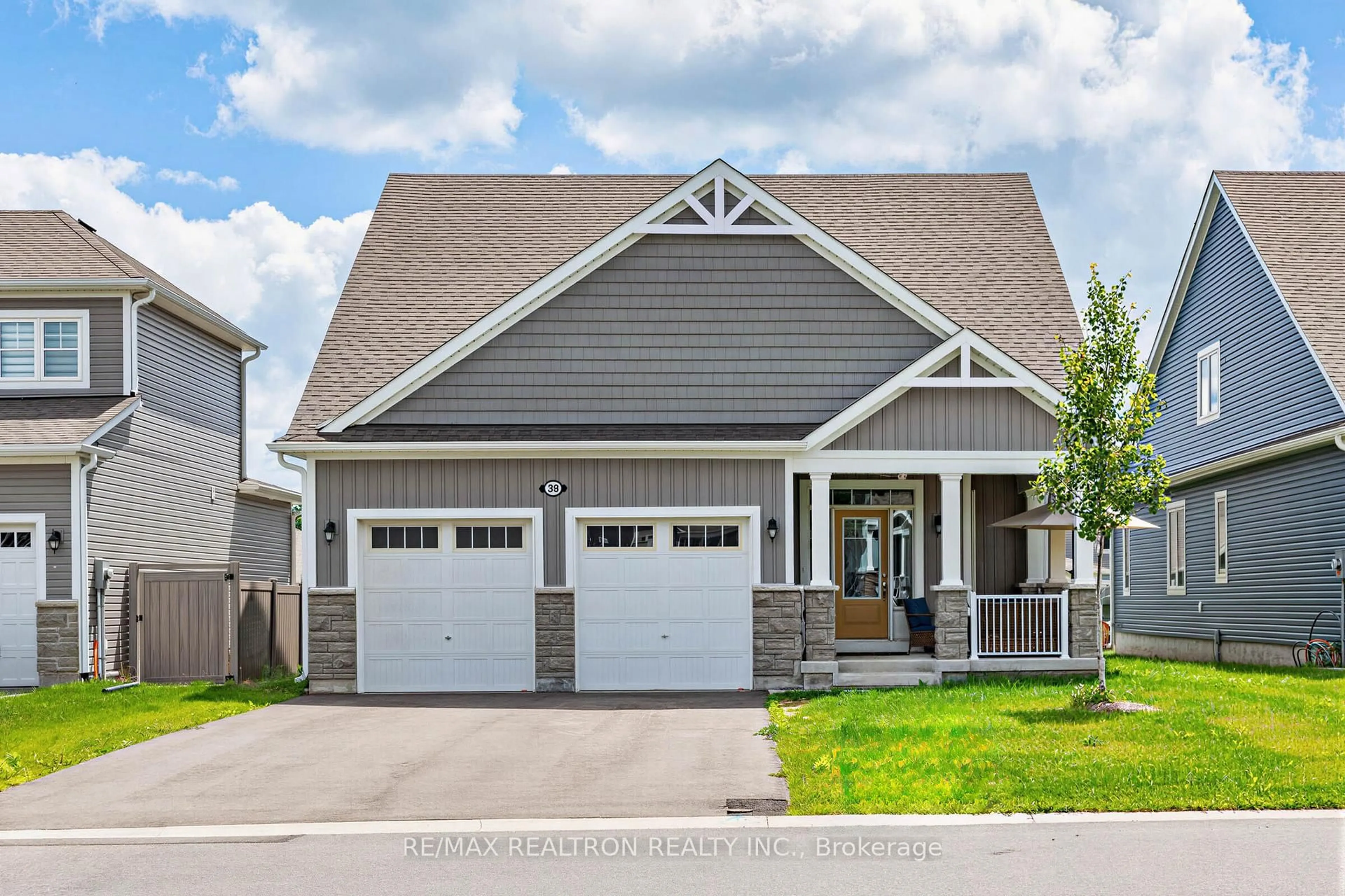 Home with vinyl exterior material, street for 38 Chambery St, Bracebridge Ontario P1L 0N4