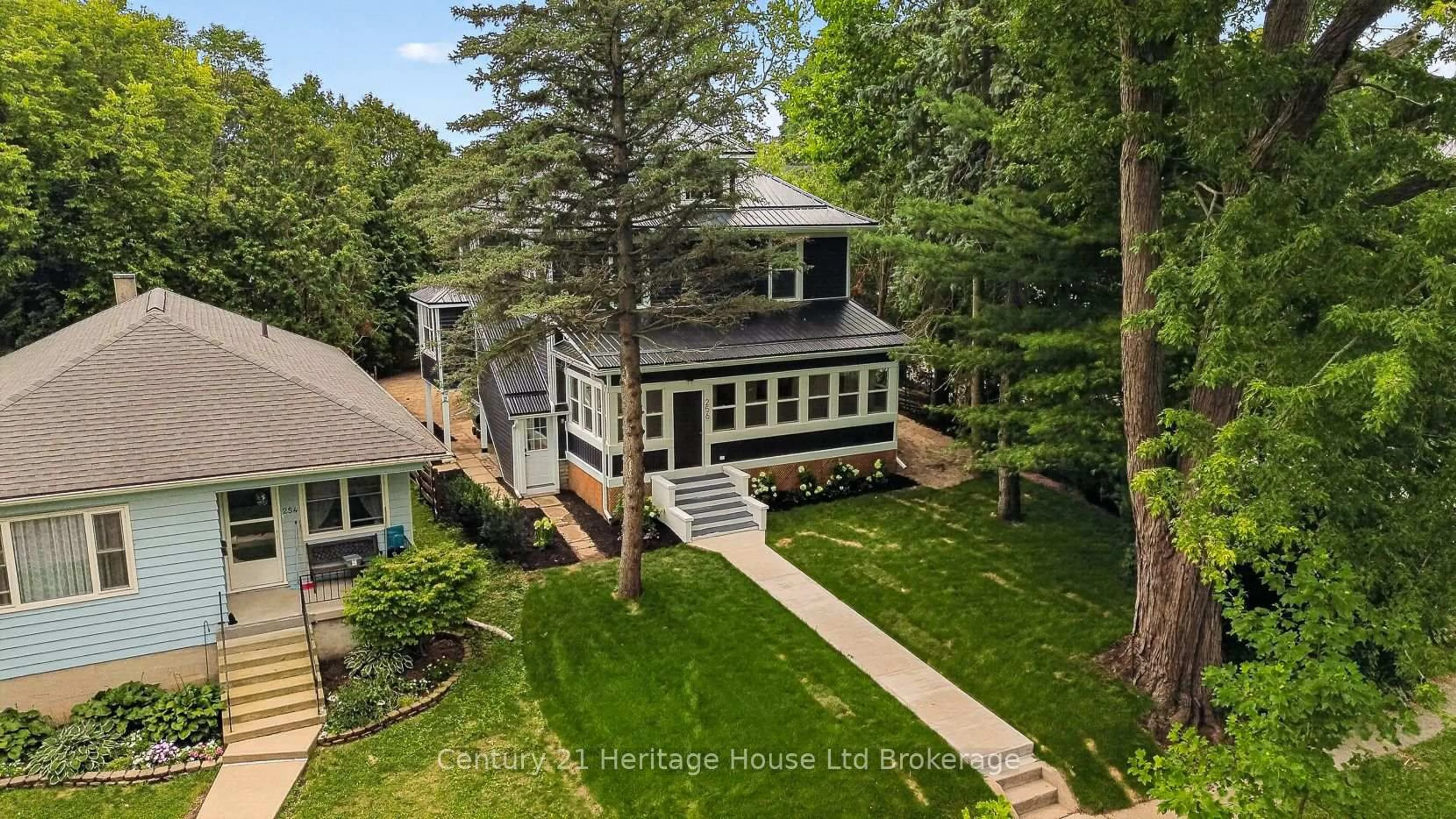 A pic from outside/outdoor area/front of a property/back of a property/a pic from drone, street for 256 Union St, Norfolk Ontario N3Y 2B5