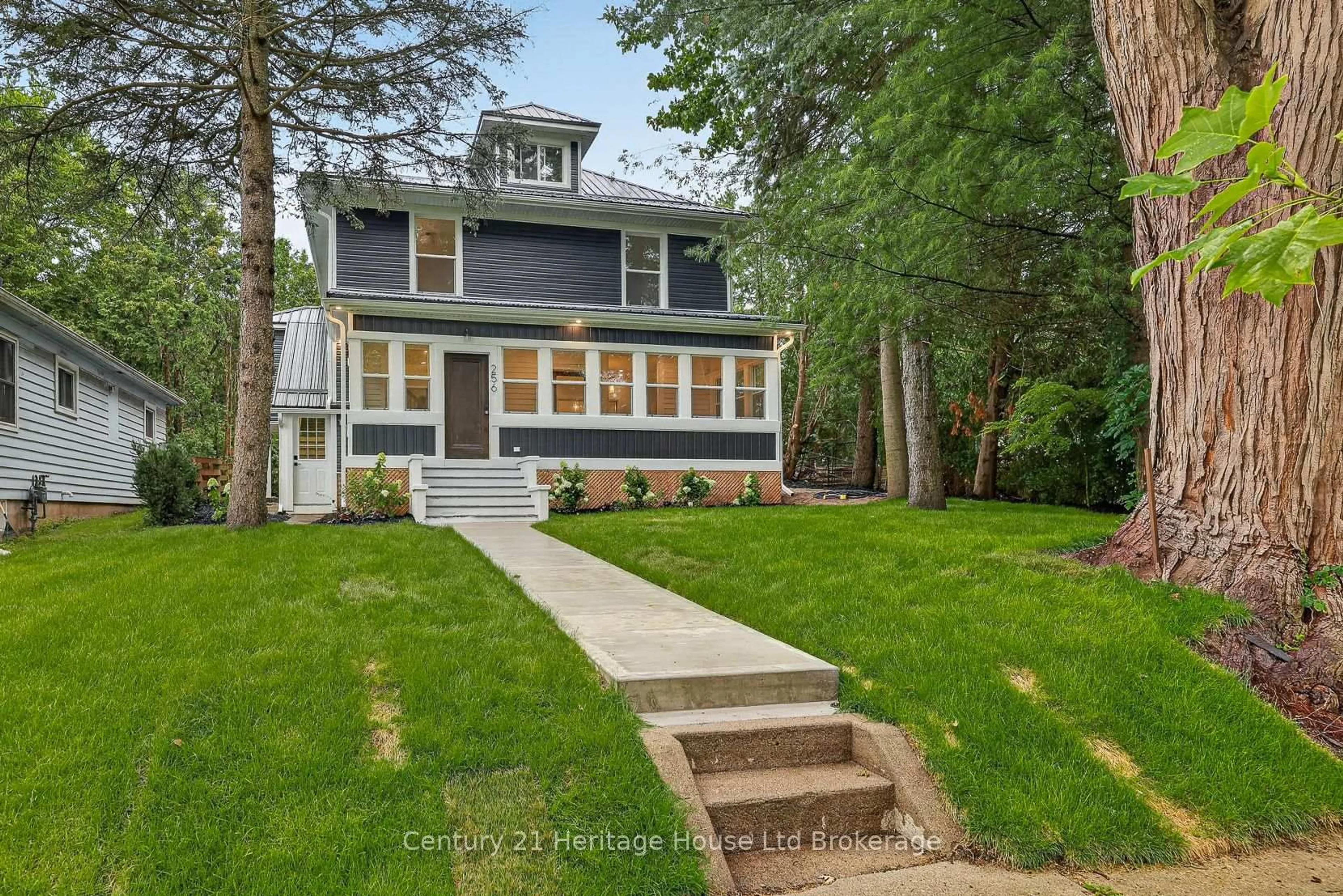 Home with vinyl exterior material, street for 256 Union St, Norfolk Ontario N3Y 2B5