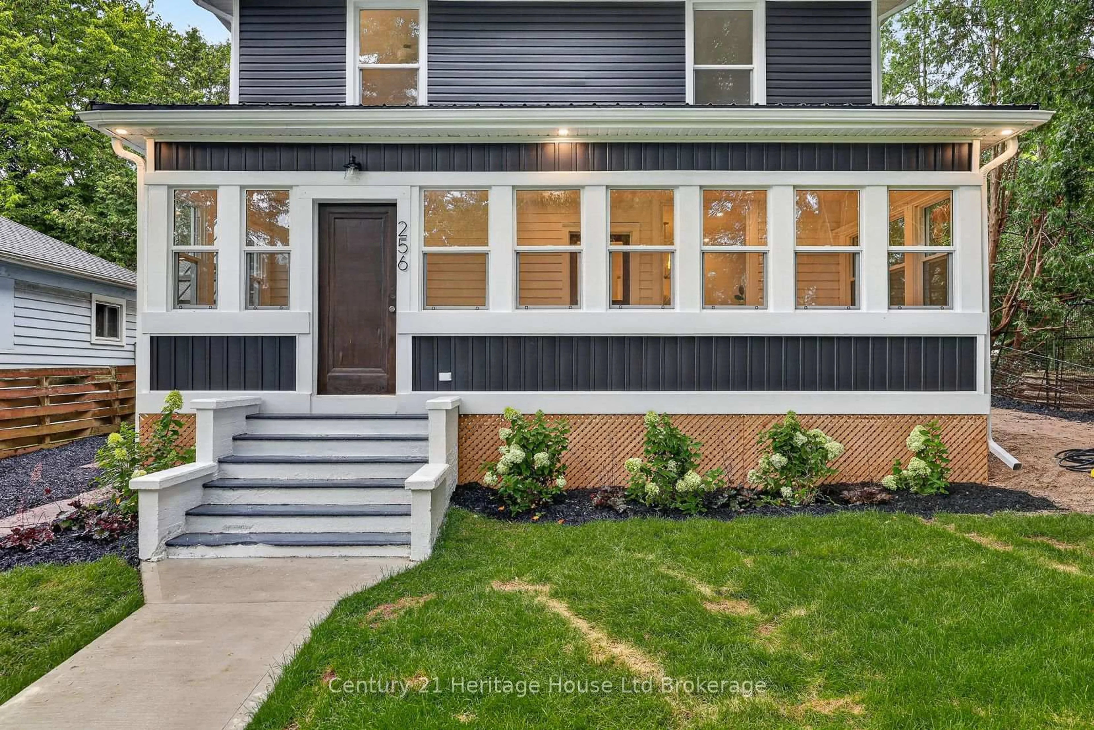 Home with vinyl exterior material, street for 256 Union St, Norfolk Ontario N3Y 2B5
