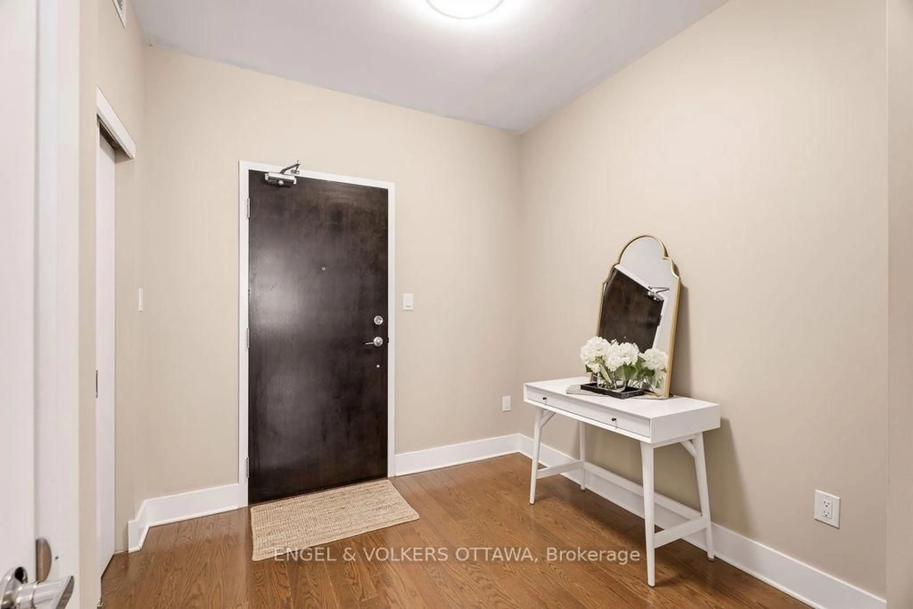 Indoor entryway for 101 Richmond Rd #418, Ottawa Ontario K1Z 0A6