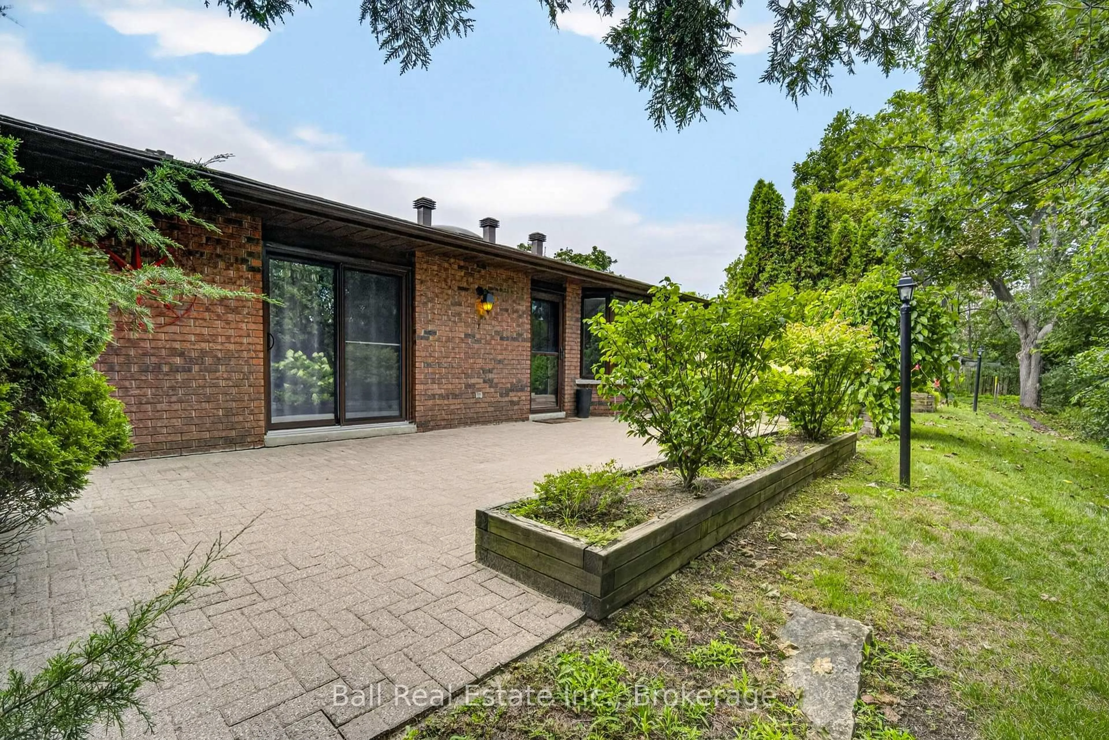 A pic from outside/outdoor area/front of a property/back of a property/a pic from drone, street for 200 East St #502, Kawartha Lakes Ontario K0M 1A0