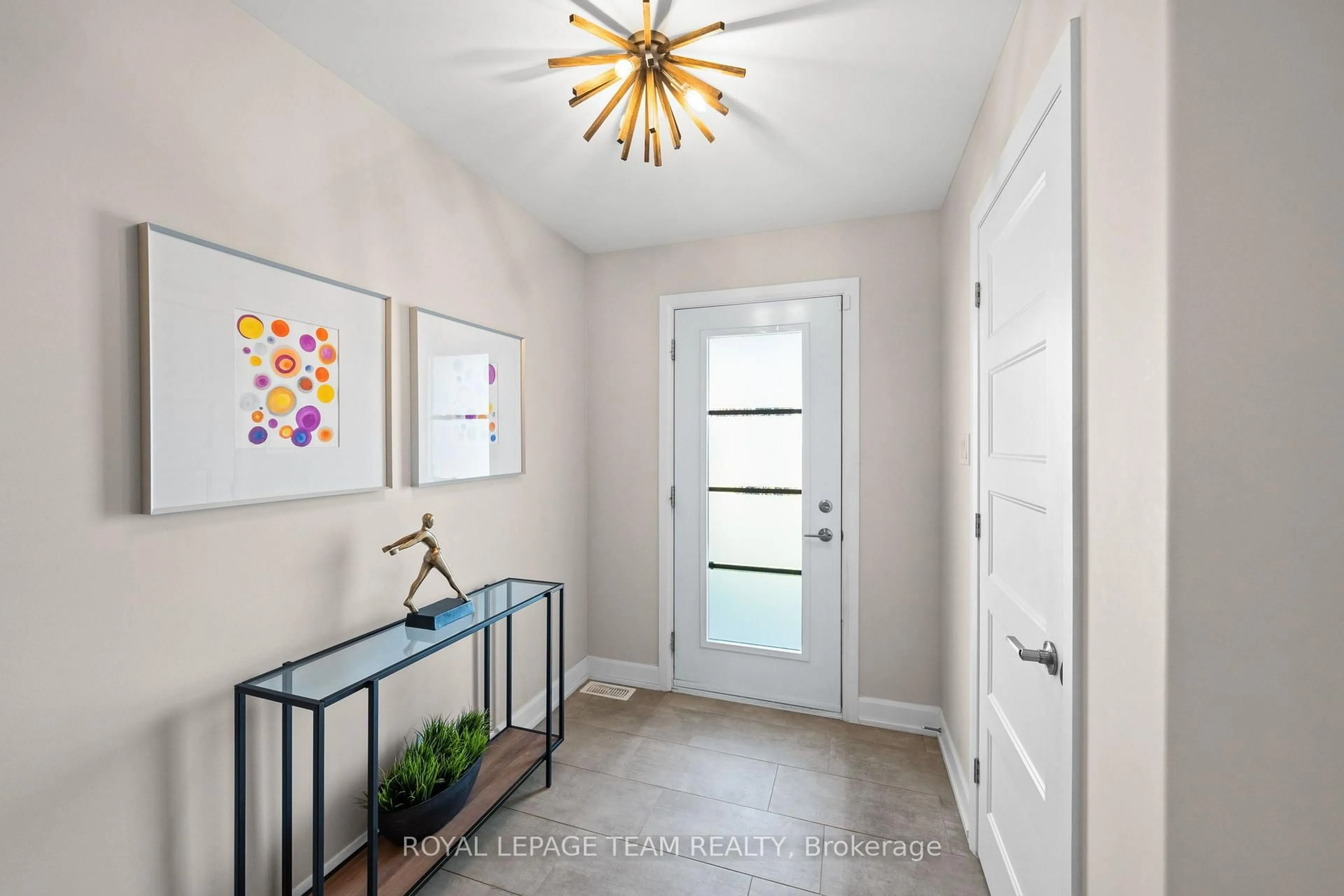 Indoor entryway for 408 Twilight Ave, Russell Ontario K4R 0E7