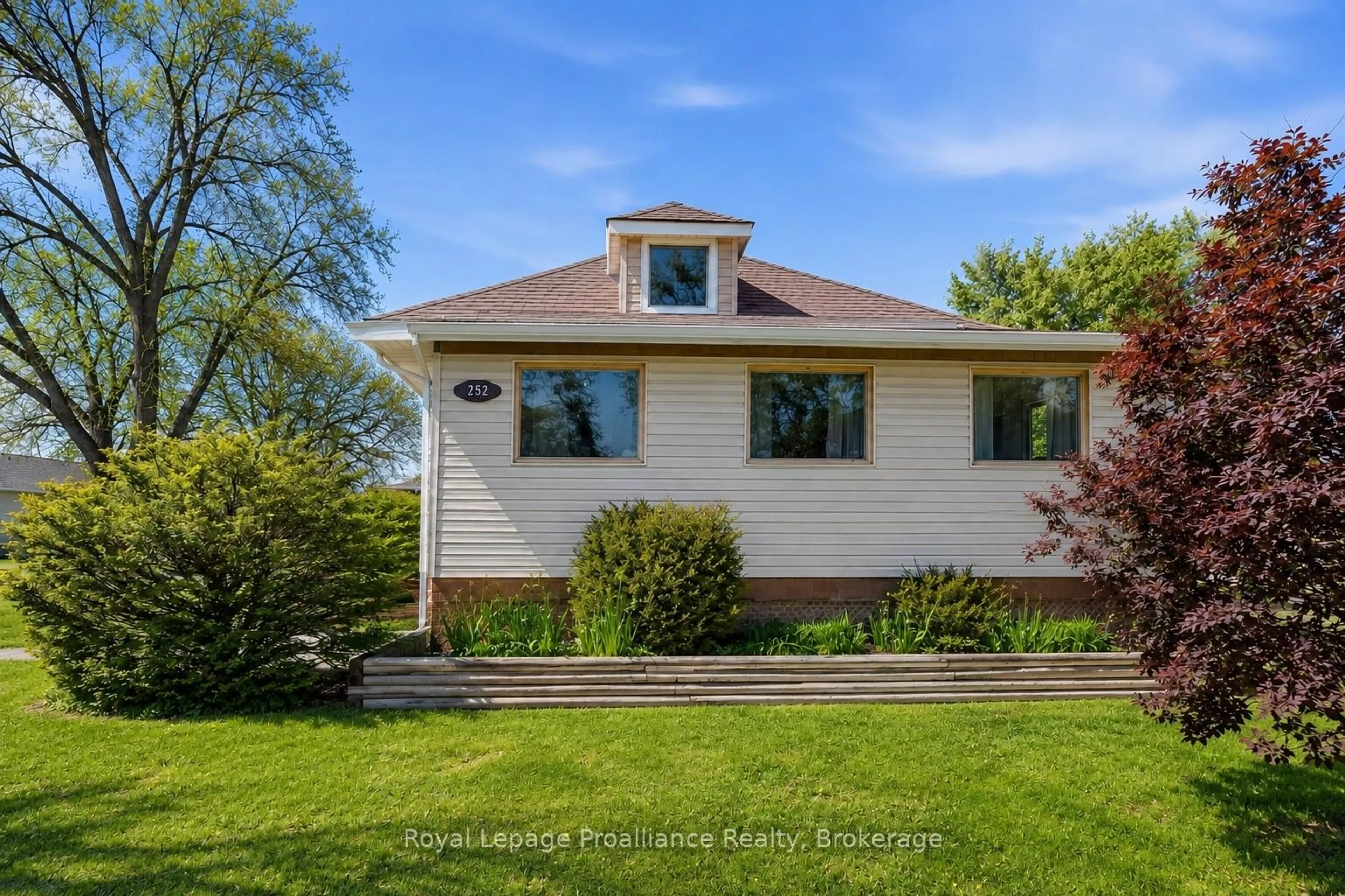 Home with vinyl exterior material, street for 252 Sidney St, Quinte West Ontario K8V 2T4