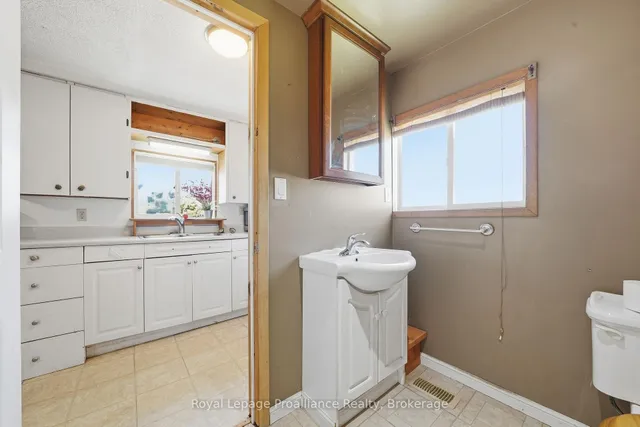 252 Sidney St, Quinte West 3